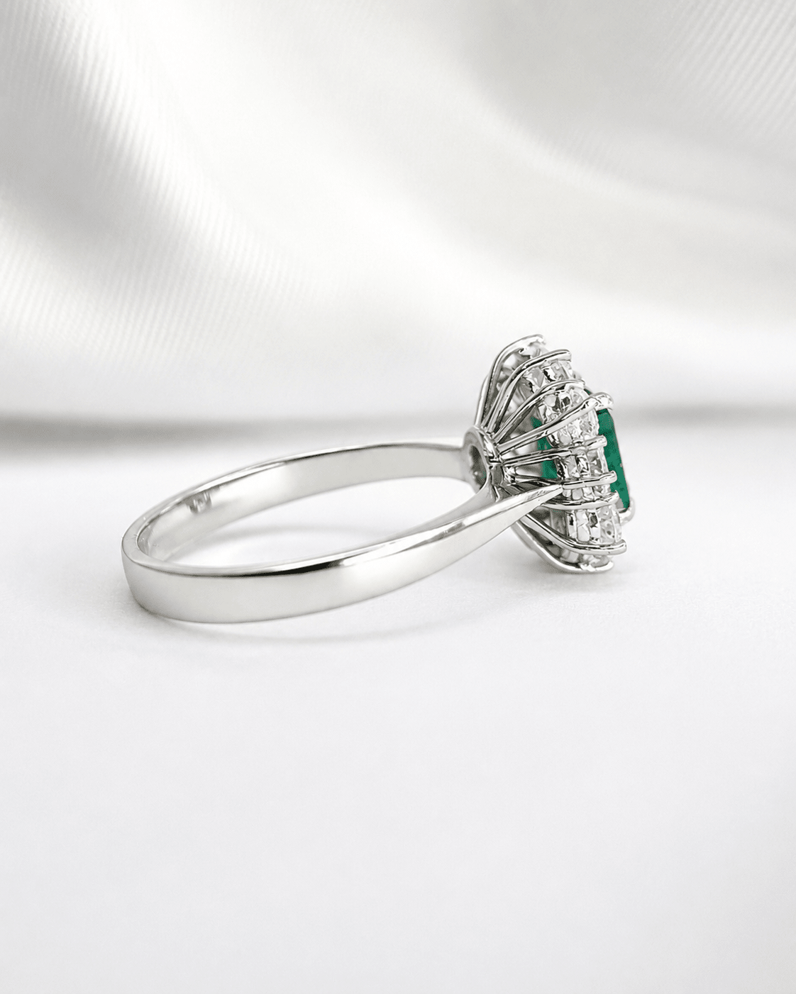 Bague Marguerite Émeraude 0.80 carat &amp; Diamants 0.60 carat "Célia" - Elliade Paris