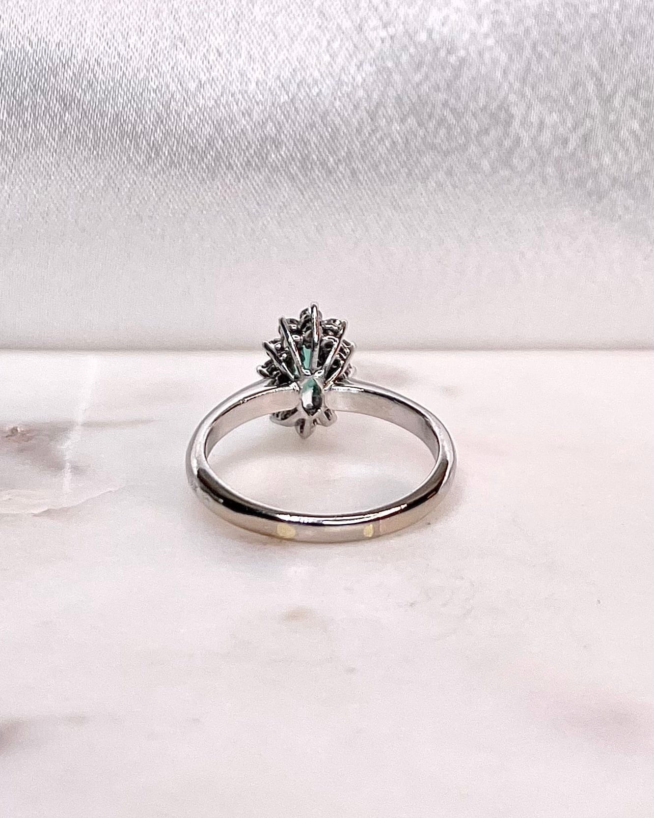 Bague Marguerite Emeraude 0.80 carat &amp; Diamants "Adéla" - Elliade Paris