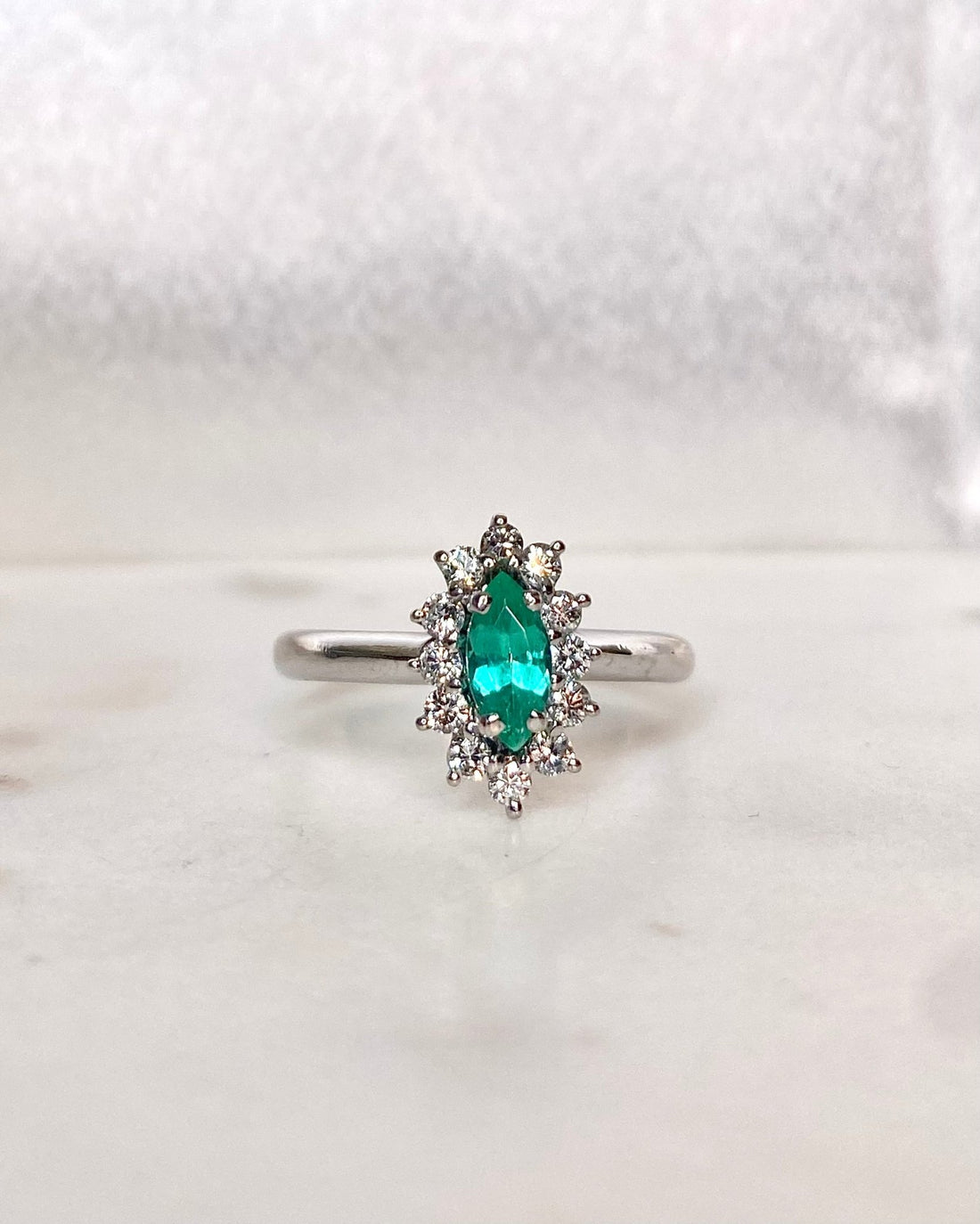 Bague Marguerite Emeraude 0.80 carat &amp; Diamants &quot;Adéla&quot; - Elliade Paris
