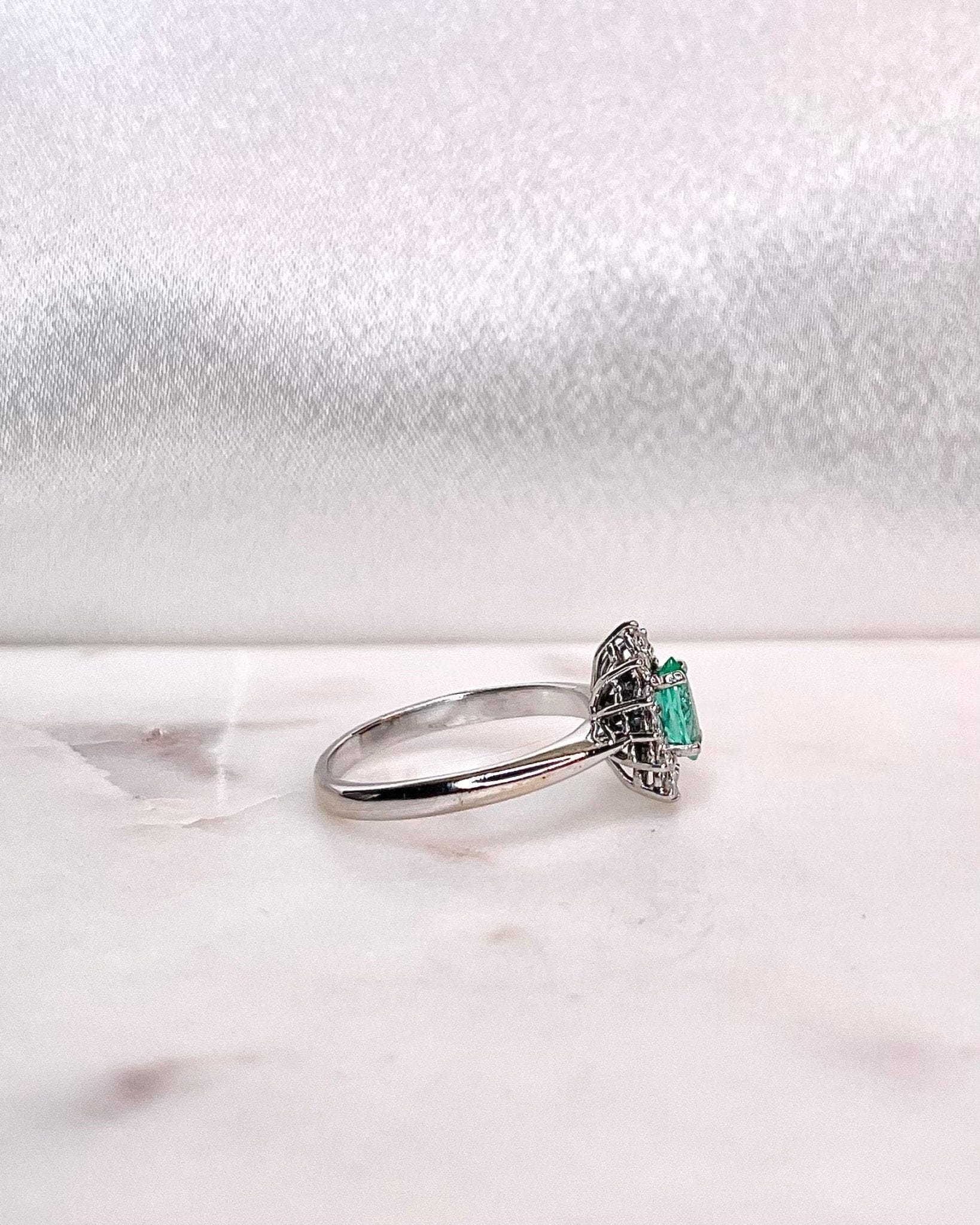 Bague Marguerite Emeraude 0.80 carat &amp; Diamants "Adéla" - Elliade Paris