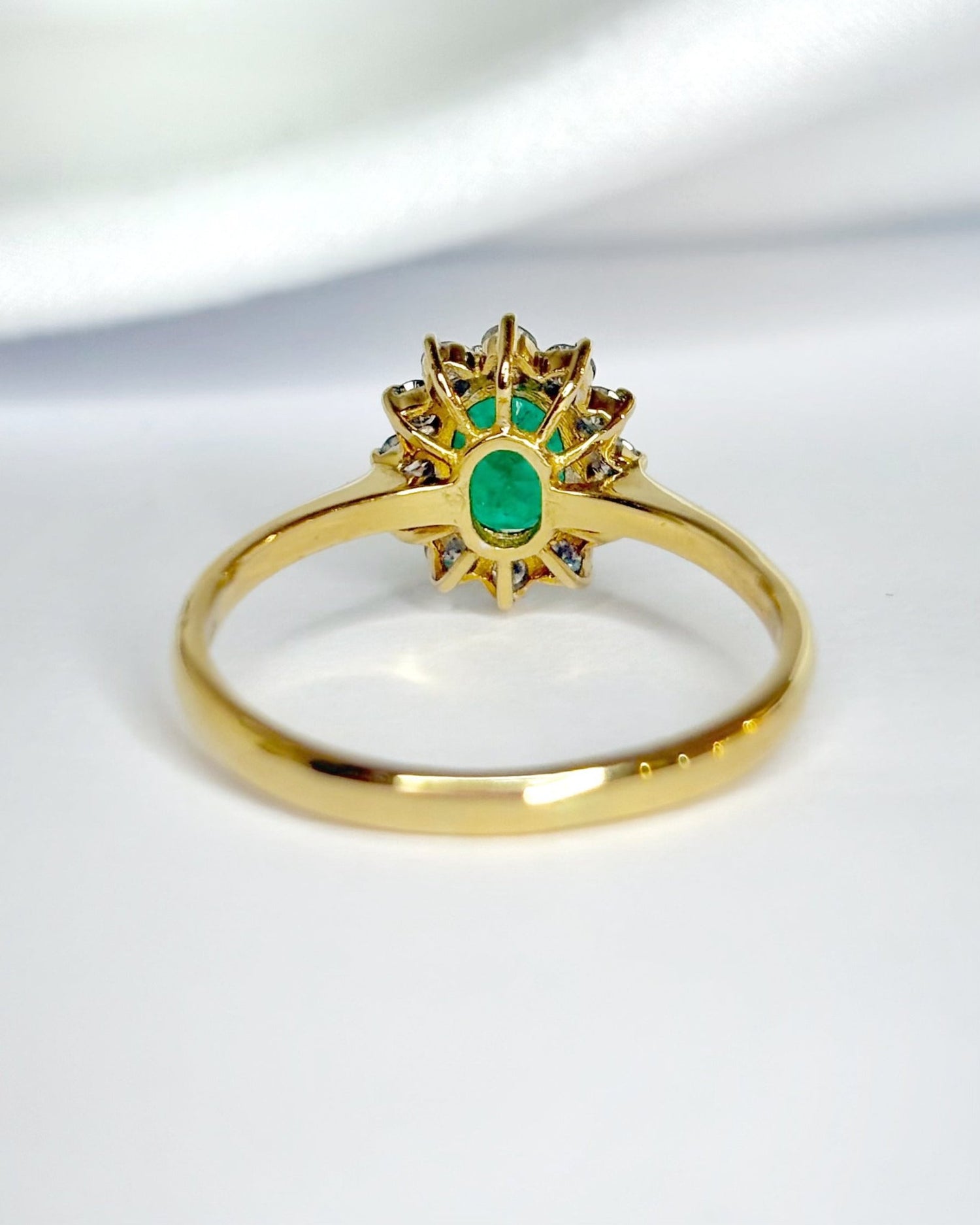 Bague Marguerite Émeraude 0.84 carat &amp; Diamants 0.36 carat "Cirine" - Elliade Paris