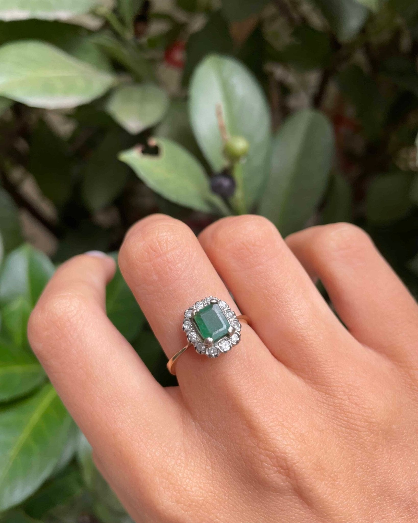 Bague Marguerite Émeraude 0.85 carat &amp; 12 Diamants "Clarke" - Elliade Paris