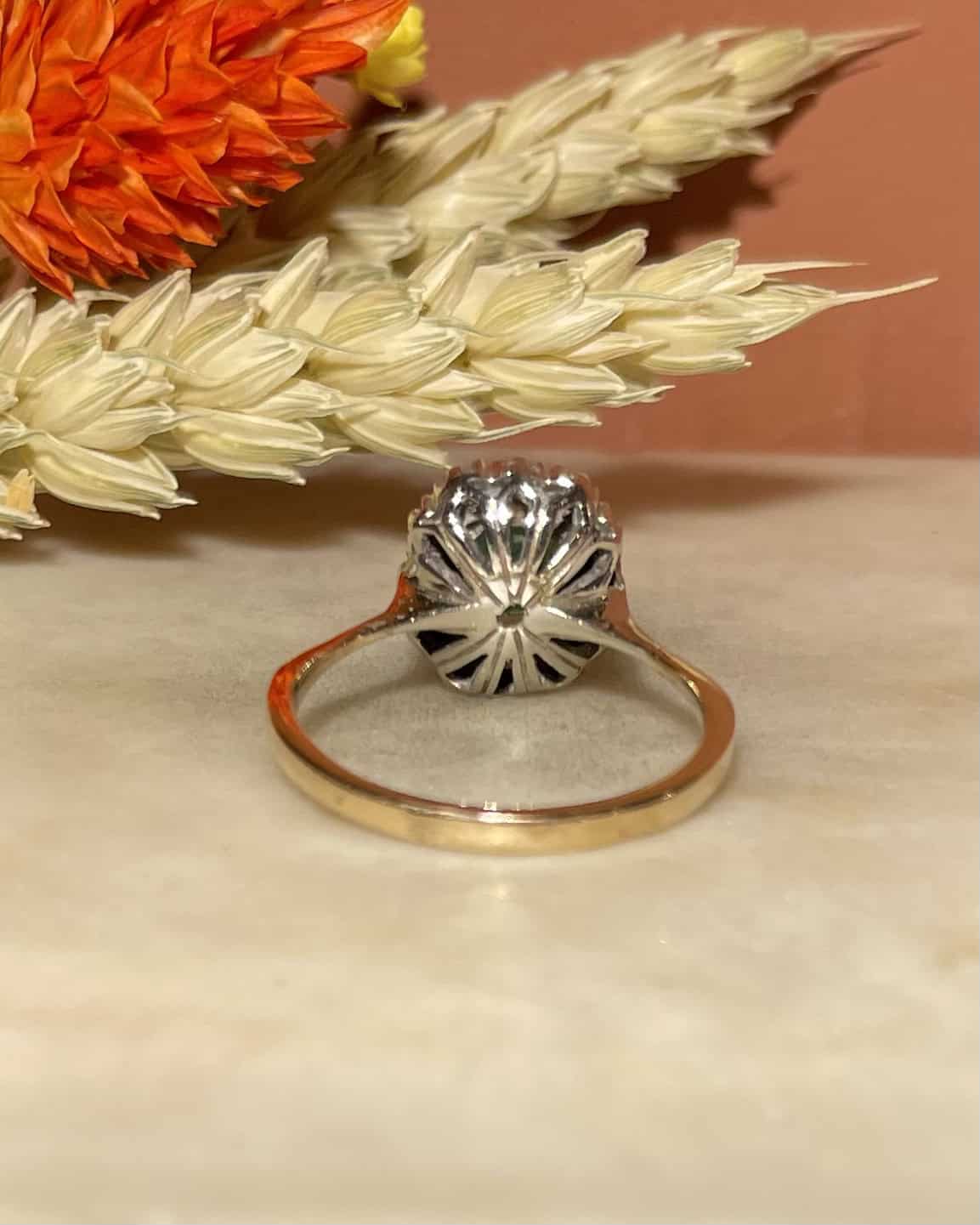 Bague Marguerite Émeraude 0.85 carat &amp; 12 Diamants "Clarke" - Elliade Paris