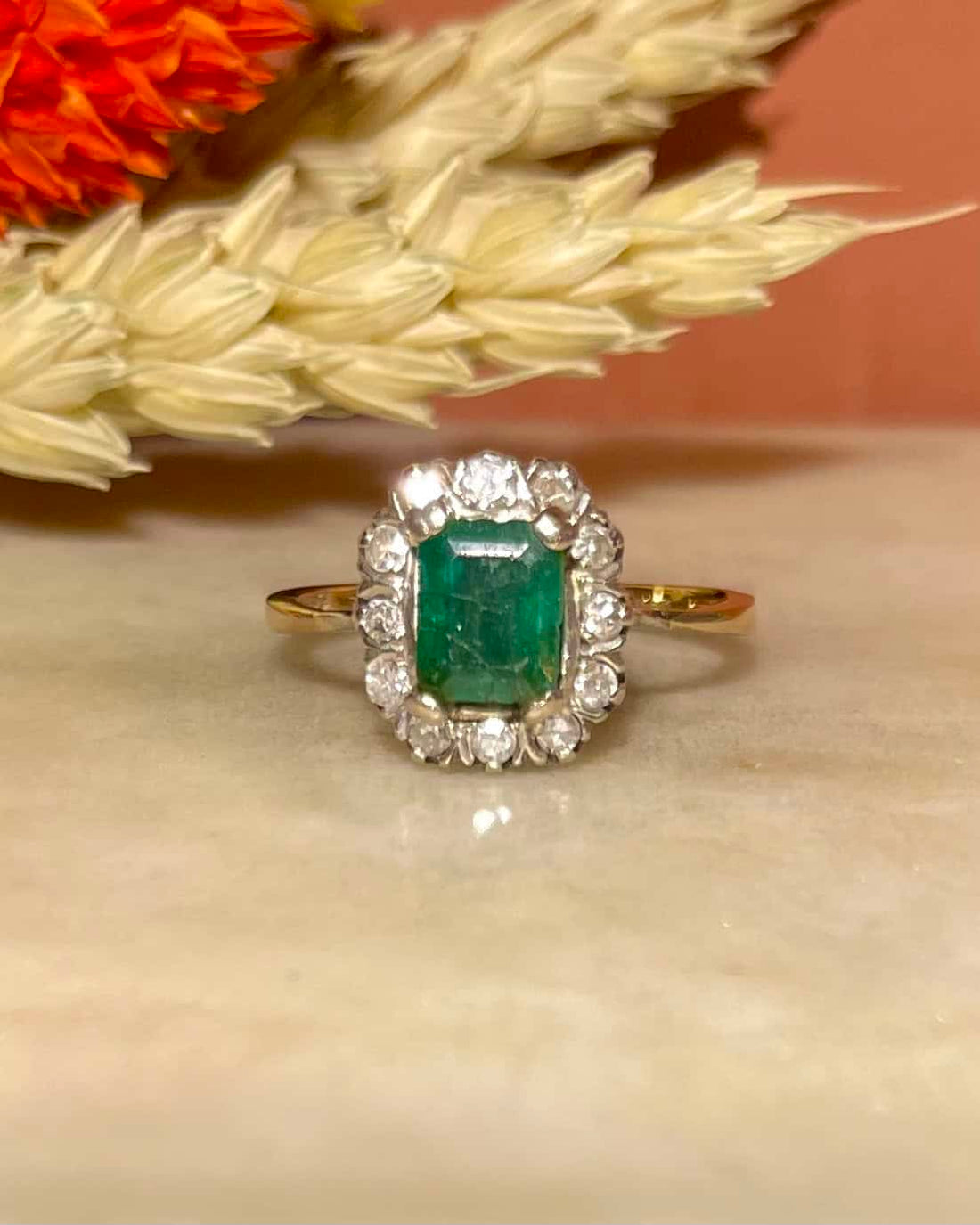 Bague Marguerite Émeraude 0.85 carat &amp; 12 Diamants &quot;Clarke&quot; - Elliade Paris