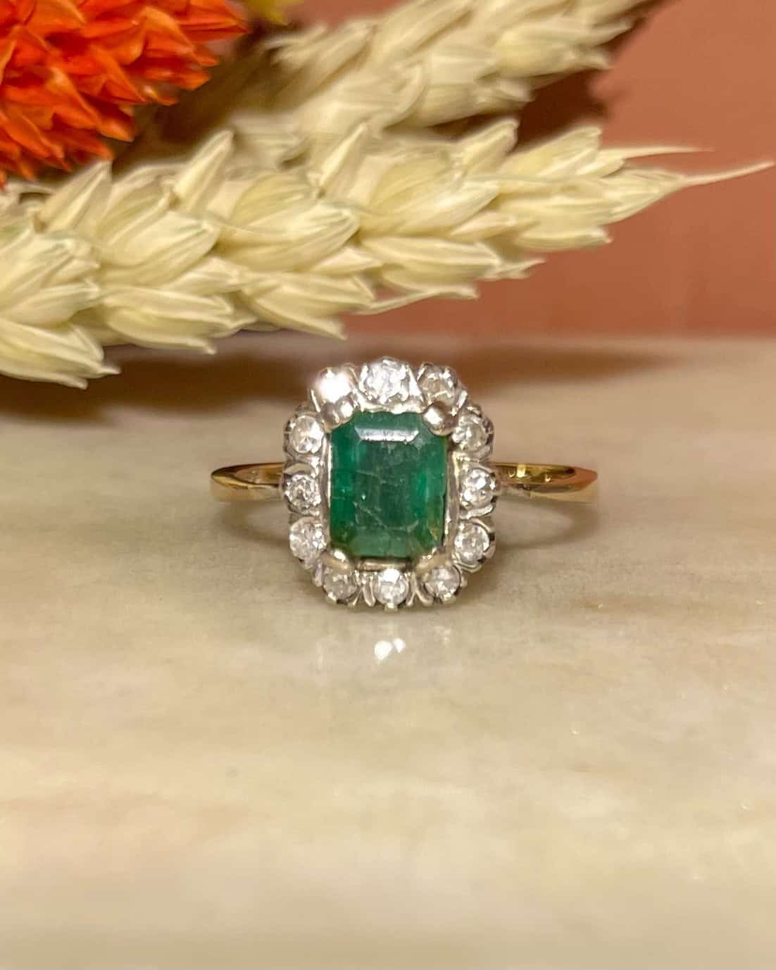 Bague Marguerite Émeraude 0.85 carat &amp; 12 Diamants "Clarke" - Elliade Paris