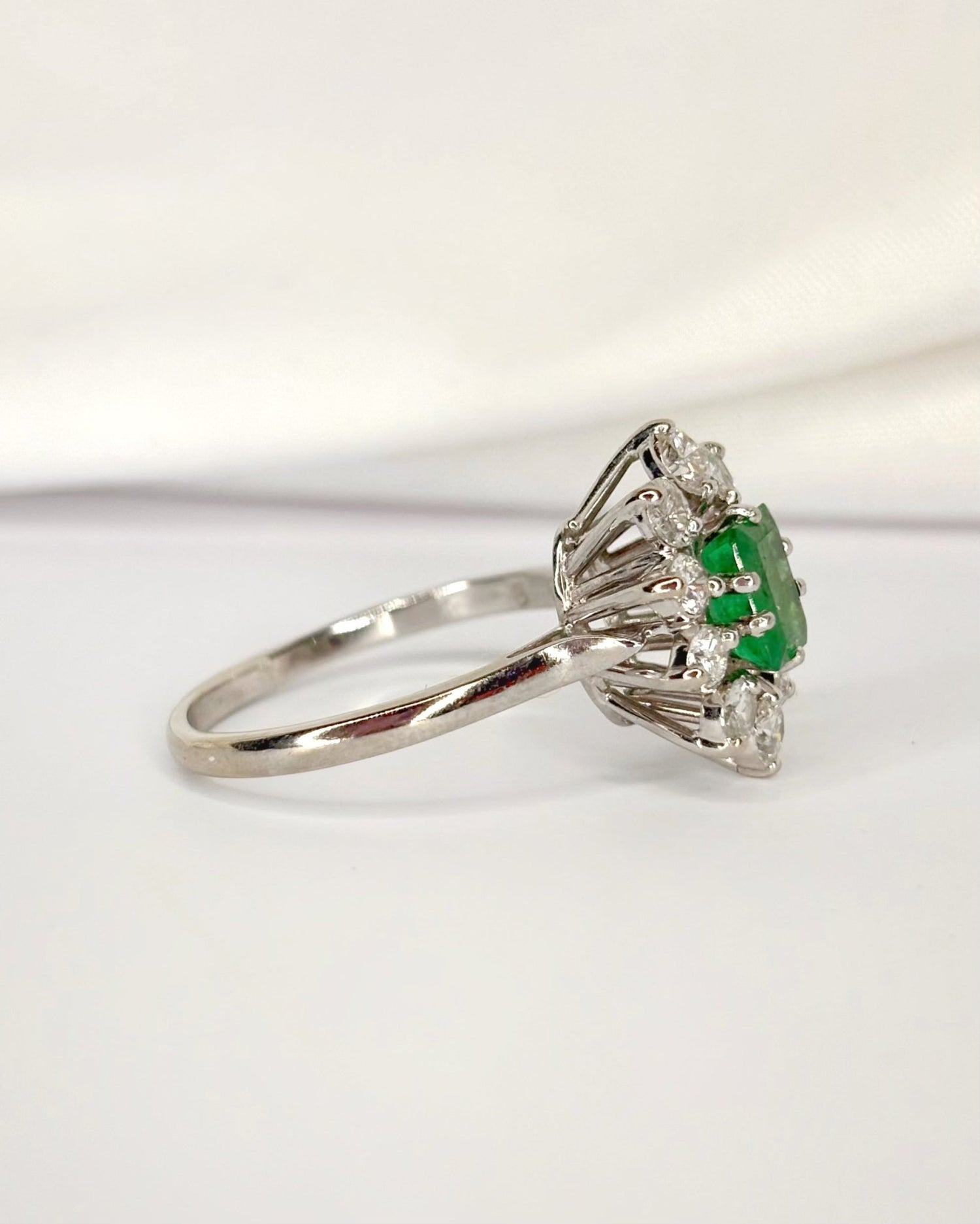Bague Marguerite Émeraude 0.85 carat &amp; Diamants 0.78 carat "Alice" - Elliade Paris