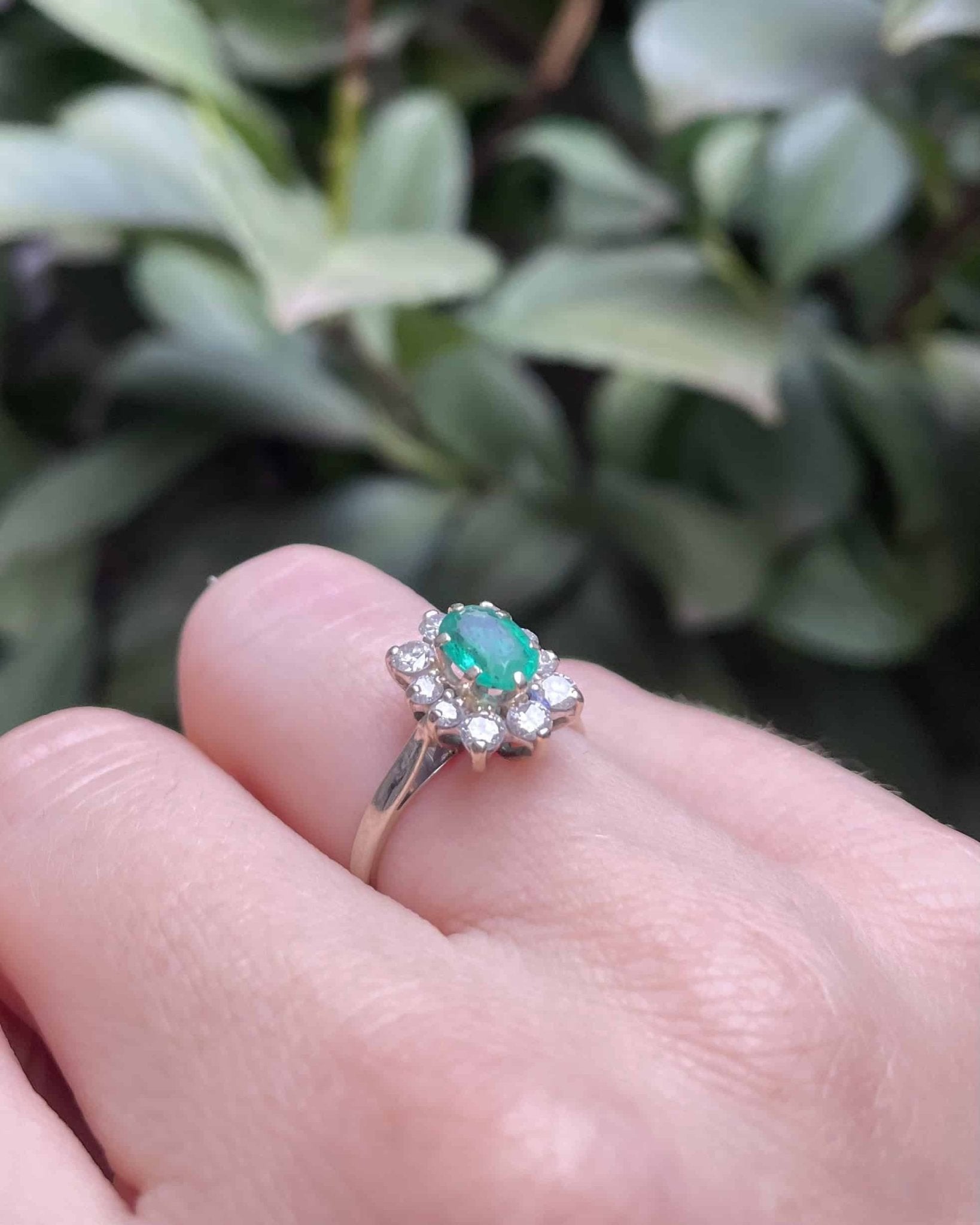 Bague Marguerite Émeraude 0.85 carat &amp; Diamants &quot;Raphaella&quot; - Elliade Paris