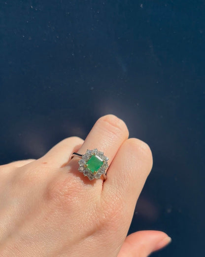 Bague Marguerite Émeraude 0.87 carat &amp; 12 Diamants 0.96 carat &quot;Cerine&quot; - Elliade Paris