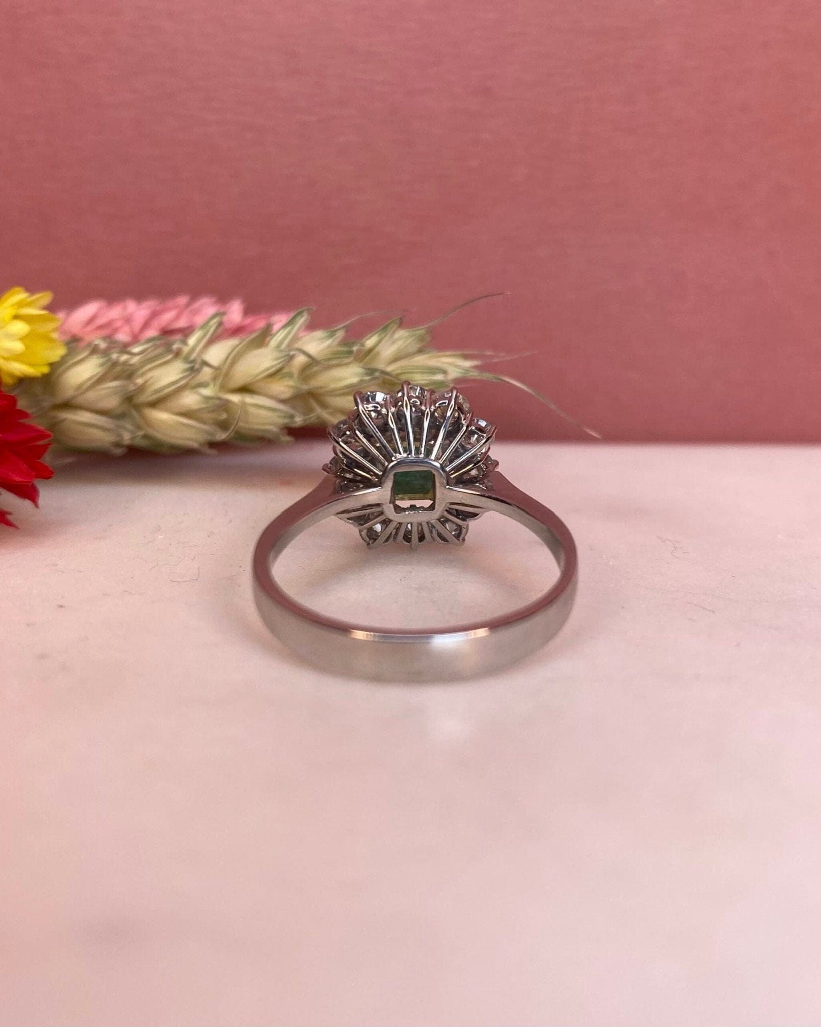 Bague Marguerite Émeraude 0.87 carat &amp; 12 Diamants 0.96 carat "Cerine" - Elliade Paris