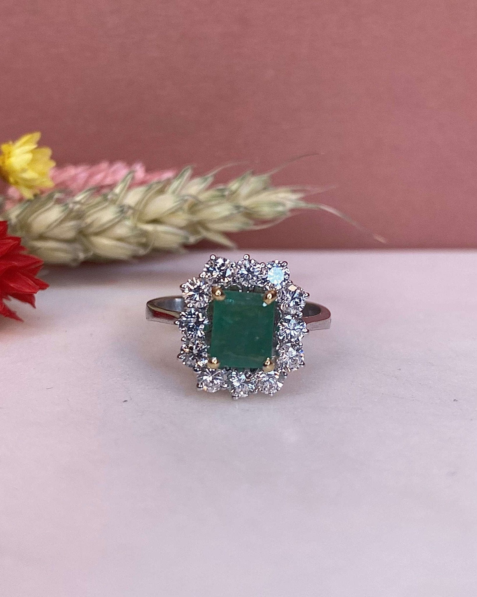 Bague Marguerite Émeraude 0.87 carat &amp; 12 Diamants 0.96 carat "Cerine" - Elliade Paris