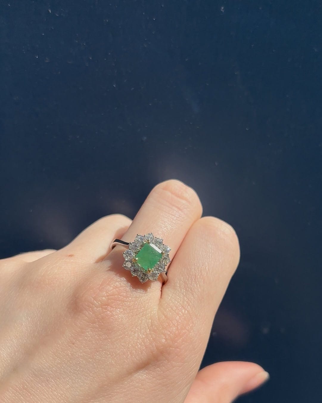 Bague Marguerite Émeraude 0.87 carat &amp; 12 Diamants 0.96 carat "Cerine" - Elliade Paris