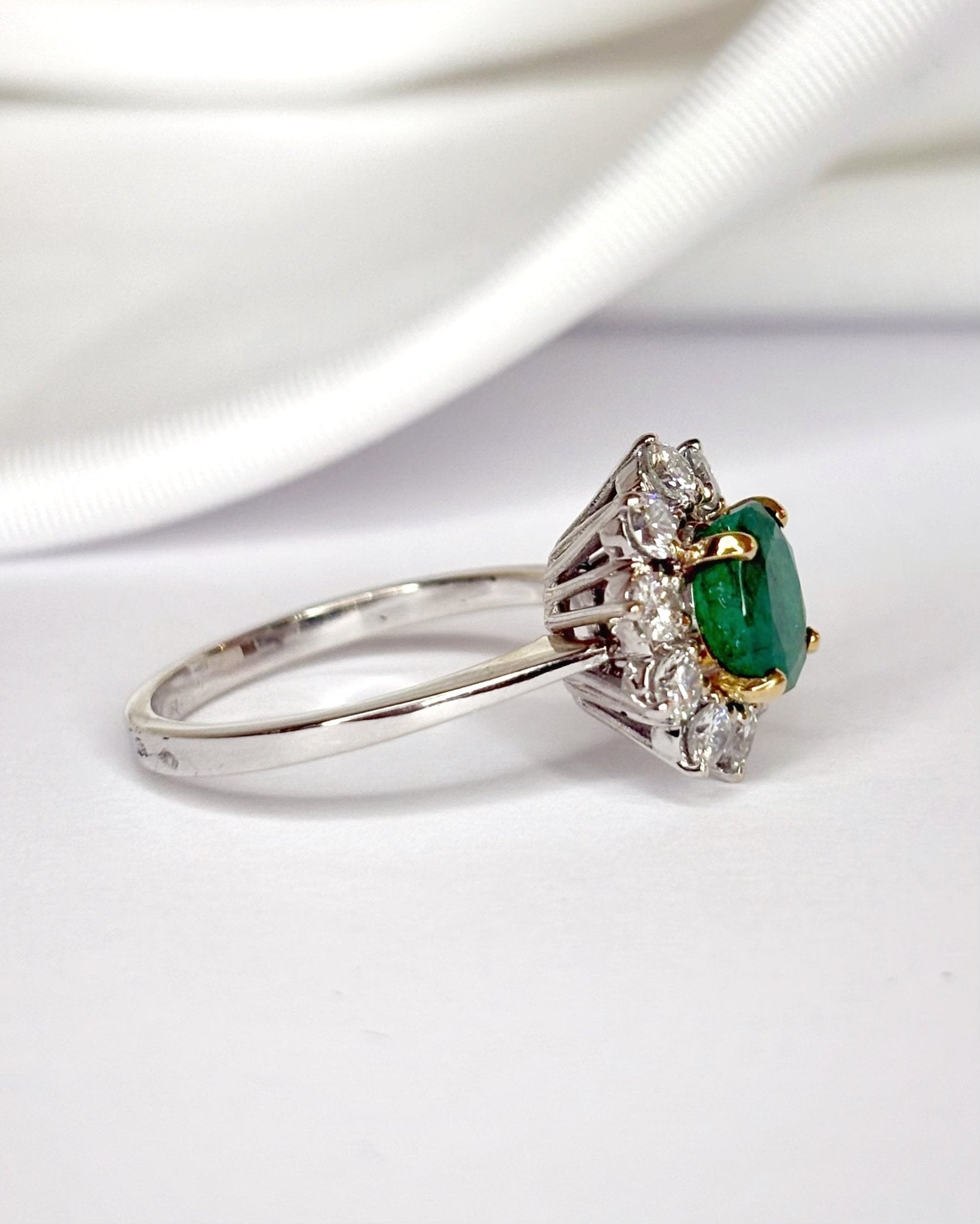 Bague Marguerite Émeraude 0.90 carat &amp; Diamants 0.50 carat "Amanda" - Elliade Paris
