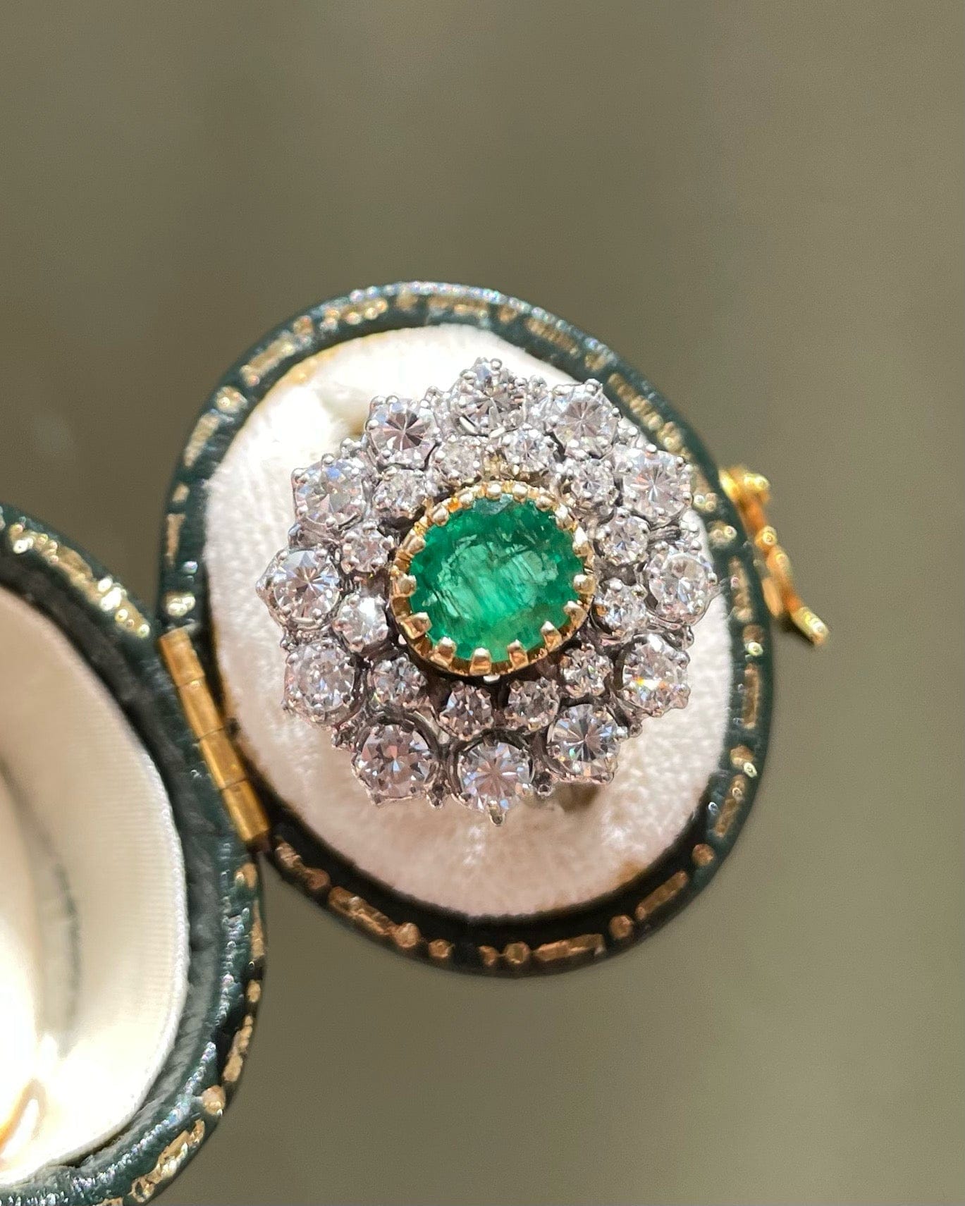 Bague Marguerite Emeraude 0.90 carat &amp; Diamants 1.32 carat "Bruna" - Elliade Paris