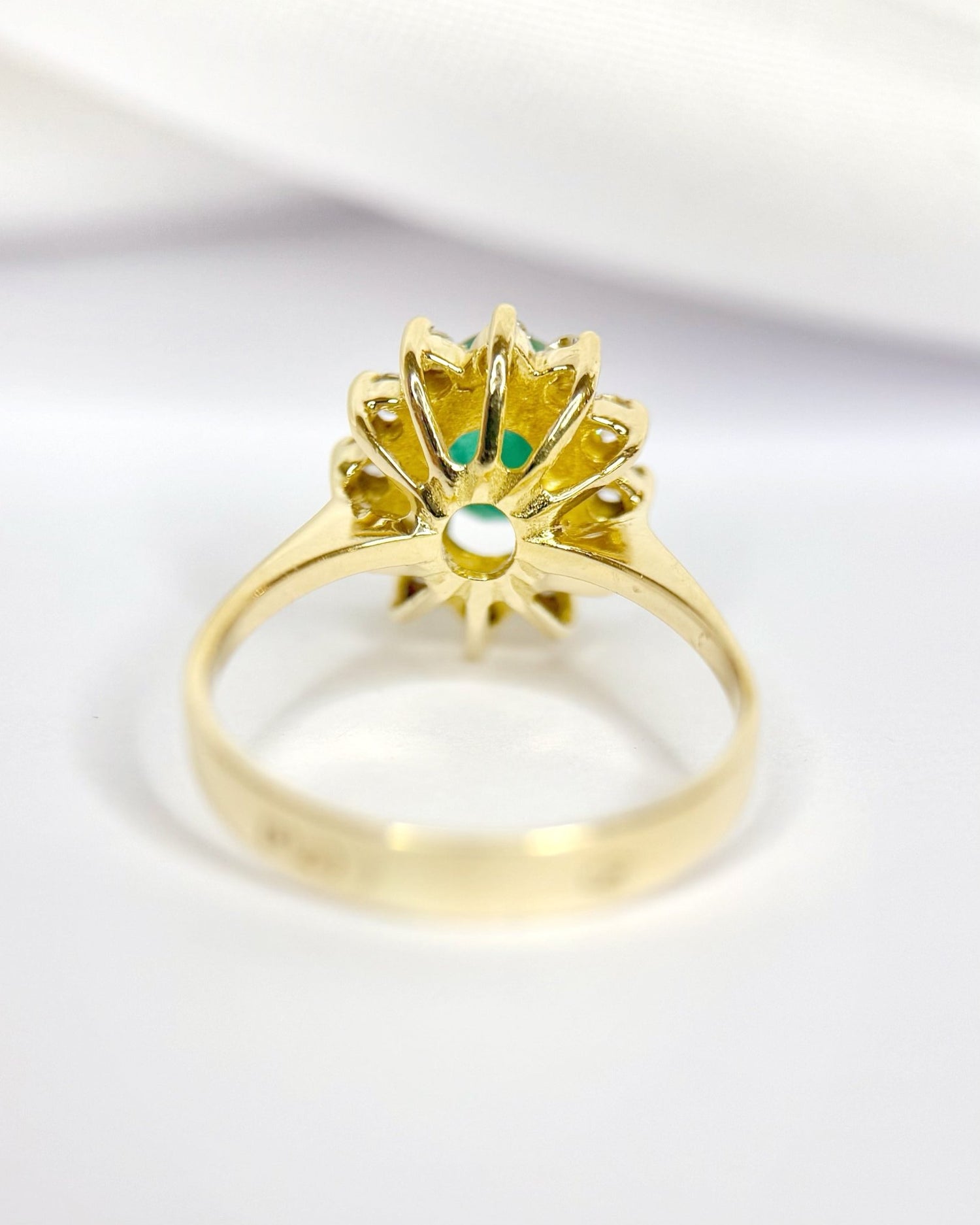 Bague Marguerite Émeraude 0.90 carat &amp; Diamants 4,01g "Pauline" - Elliade Paris