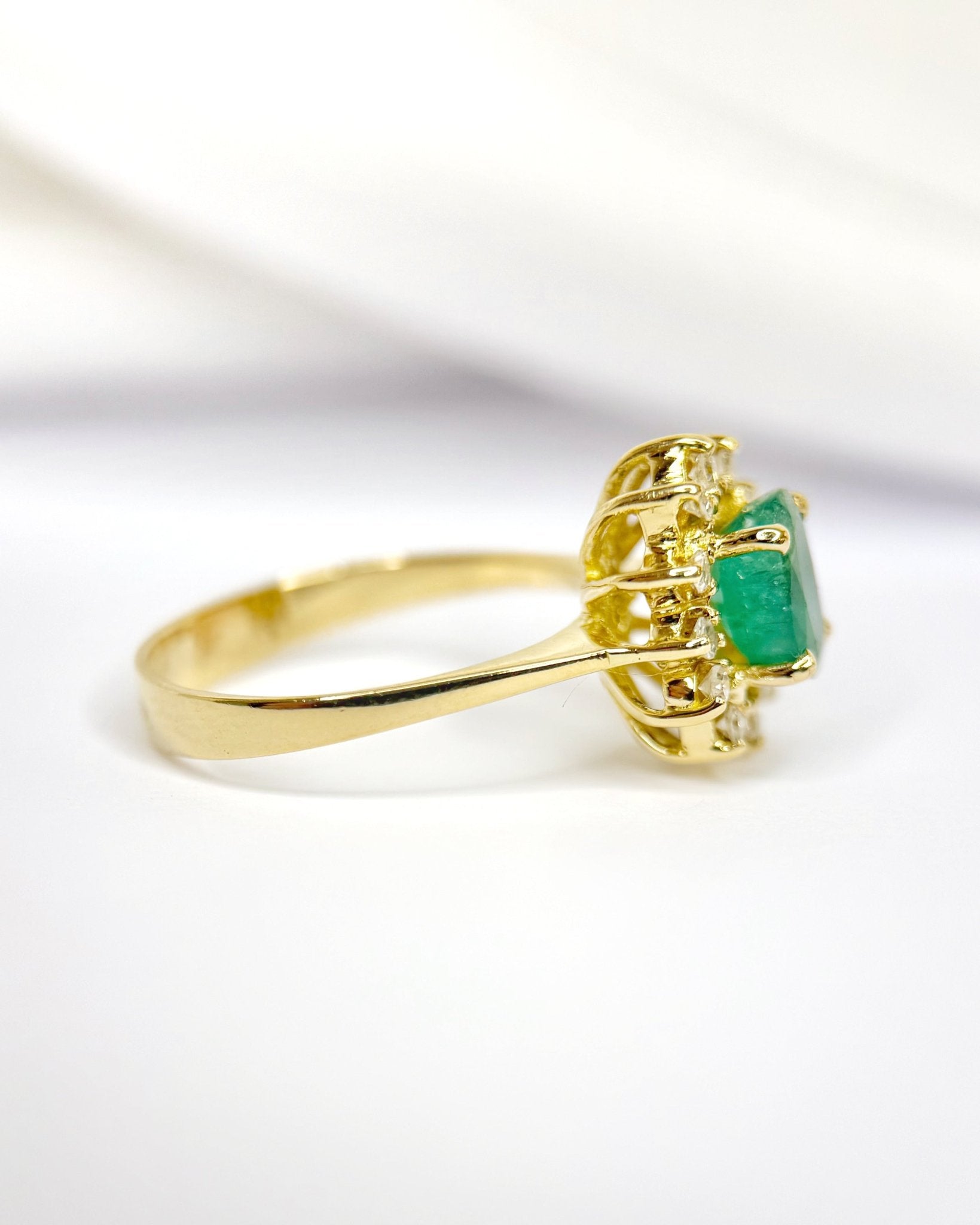 Bague Marguerite Émeraude 0.90 carat &amp; Diamants 4,01g "Pauline" - Elliade Paris