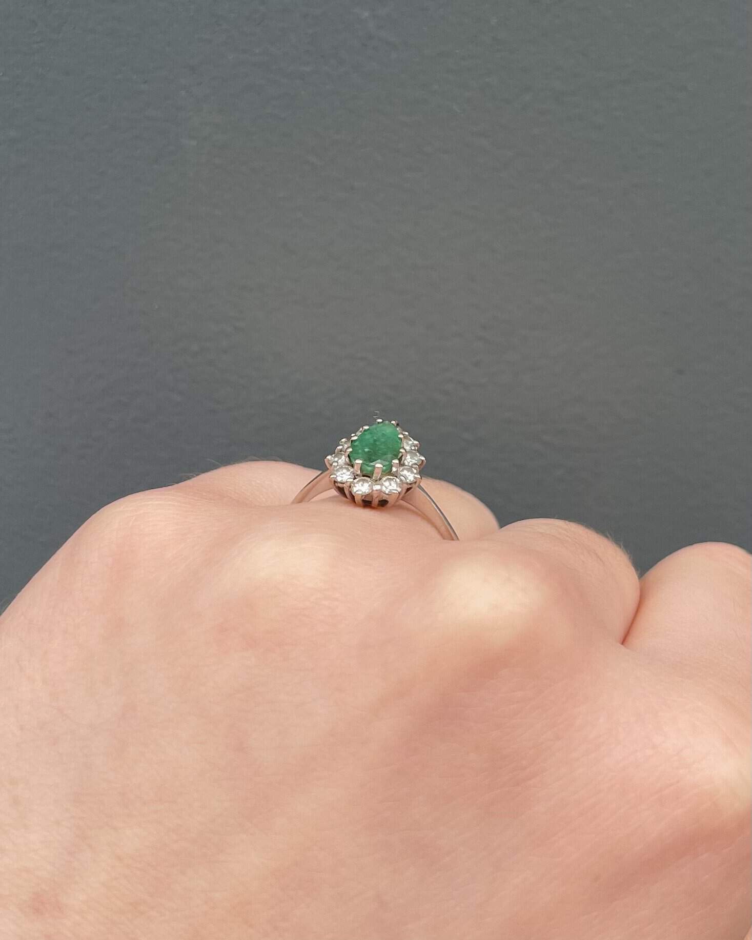 Bague Marguerite Émeraude 0.90 carat &amp; Diamants "Péria" - Elliade Paris