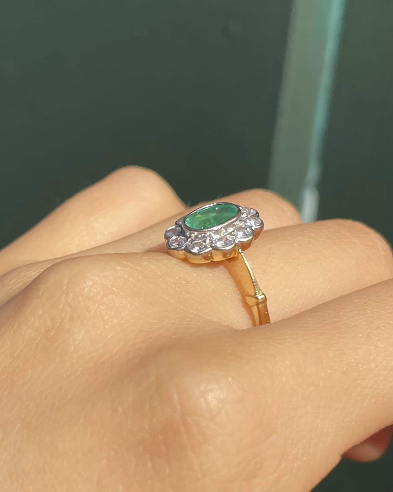 Bague Marguerite Émeraude 0.90 carat &amp; Diamants "Sarita" - Elliade Paris