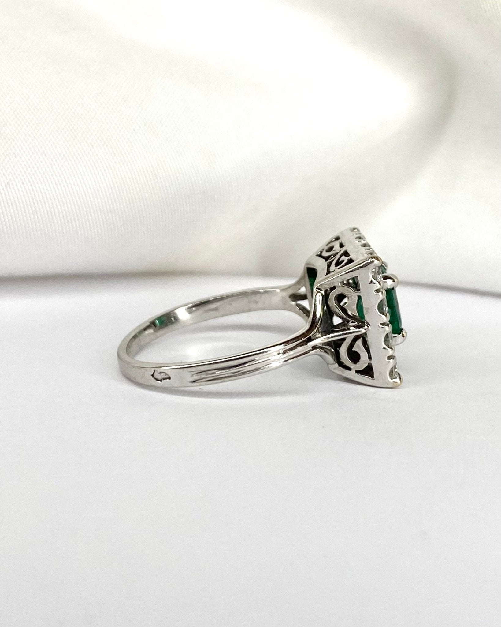 Bague Marguerite Émeraude 0.97 carat &amp; Diamants 1 carat "Hénaia" - Elliade Paris