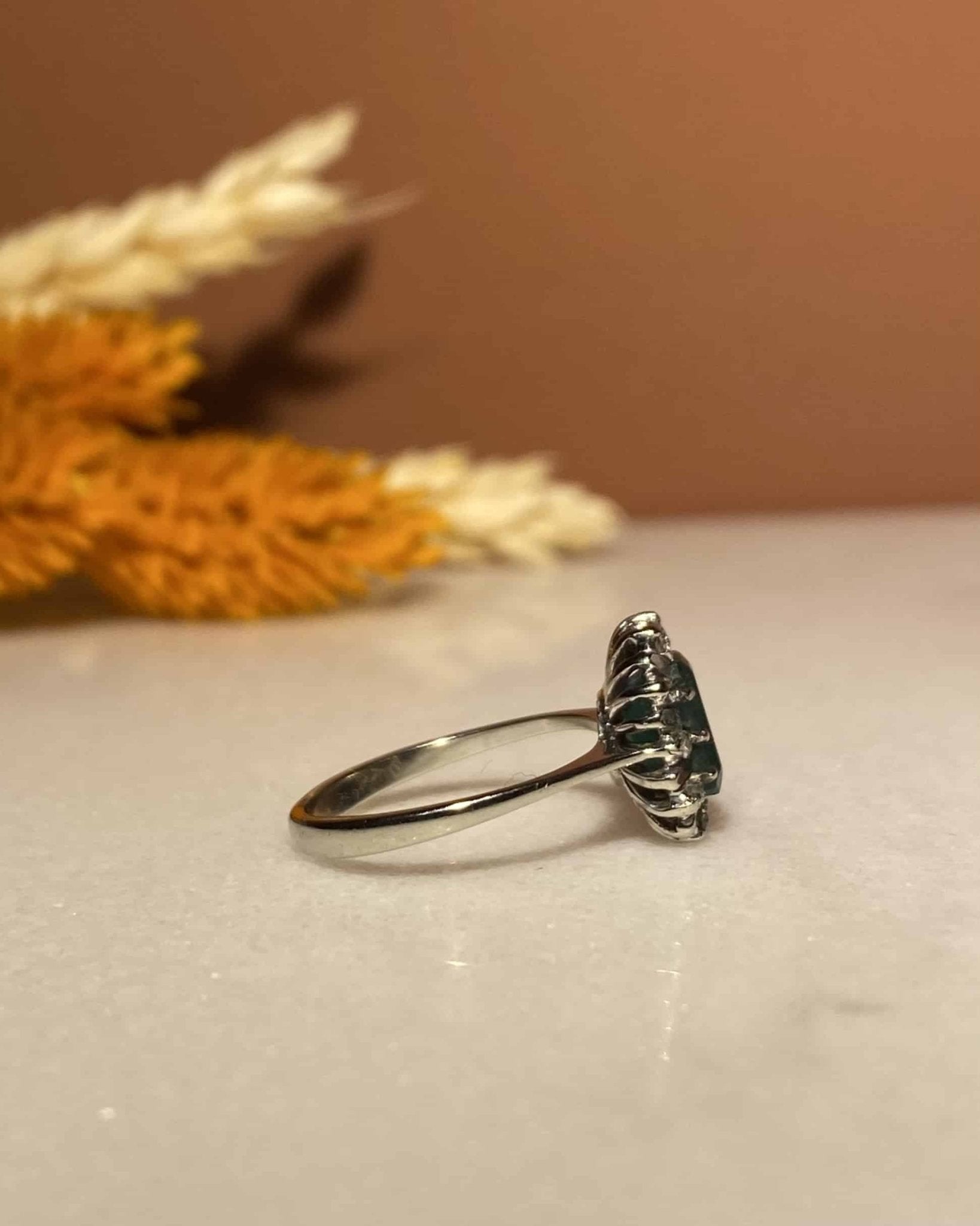 Bague Marguerite Émeraude 1 carat &amp; 10 Diamants "Andrea" - Elliade Paris