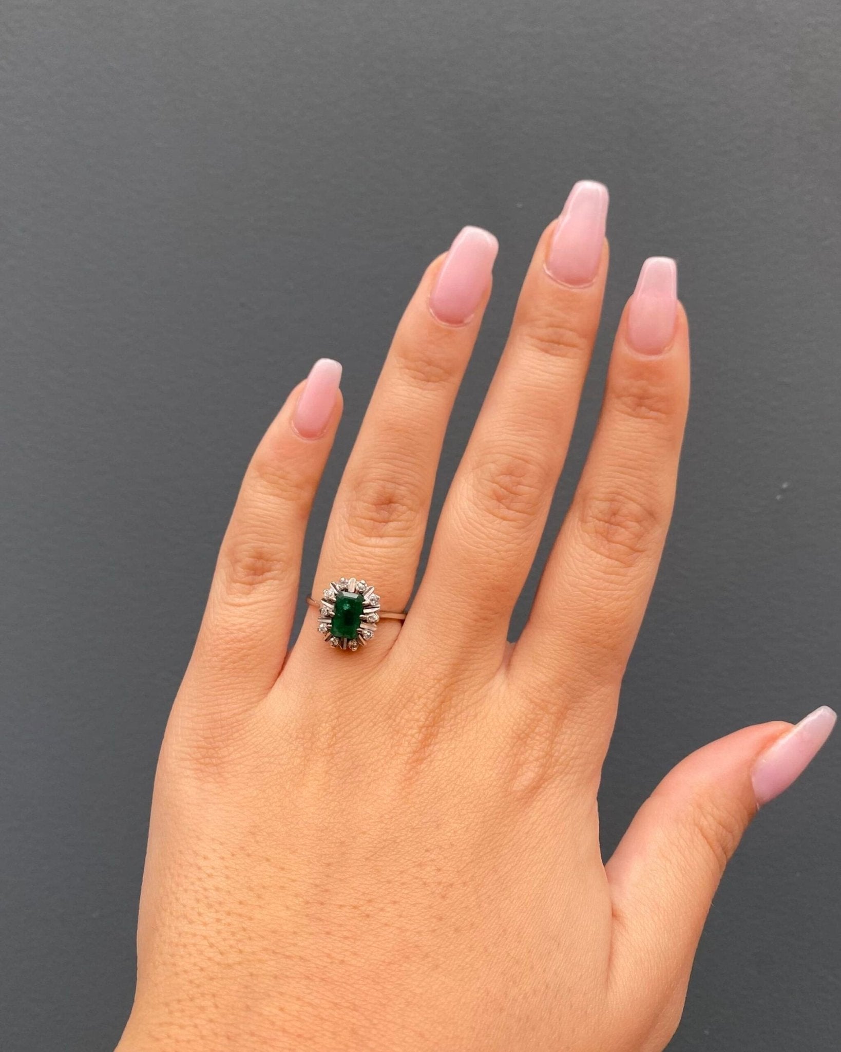 Bague Marguerite Émeraude 1 carat &amp; 10 Diamants "Andrea" - Elliade Paris