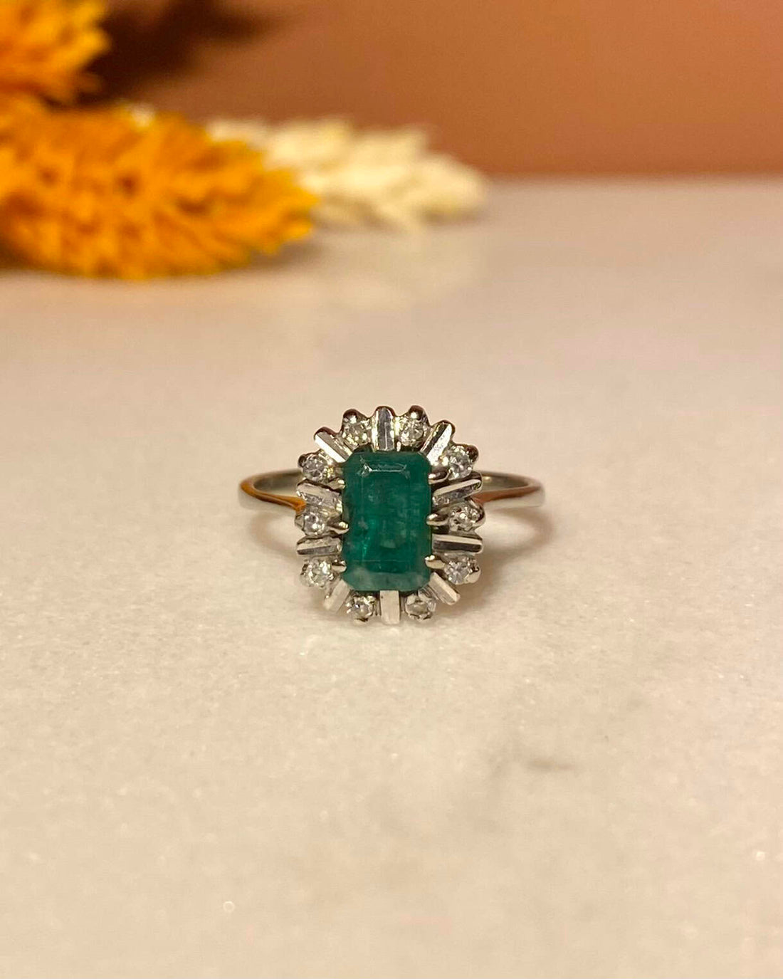 Bague Marguerite Émeraude 1 carat &amp; 10 Diamants &quot;Andrea&quot; - Elliade Paris