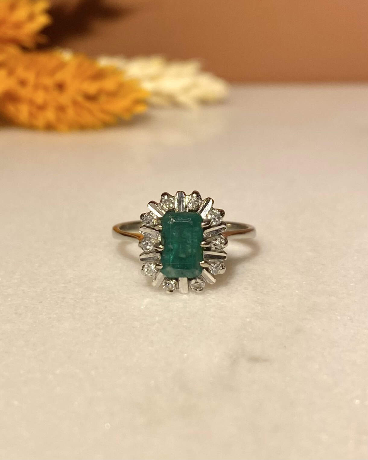 Bague Marguerite Émeraude 1 carat &amp; 10 Diamants "Andrea" - Elliade Paris