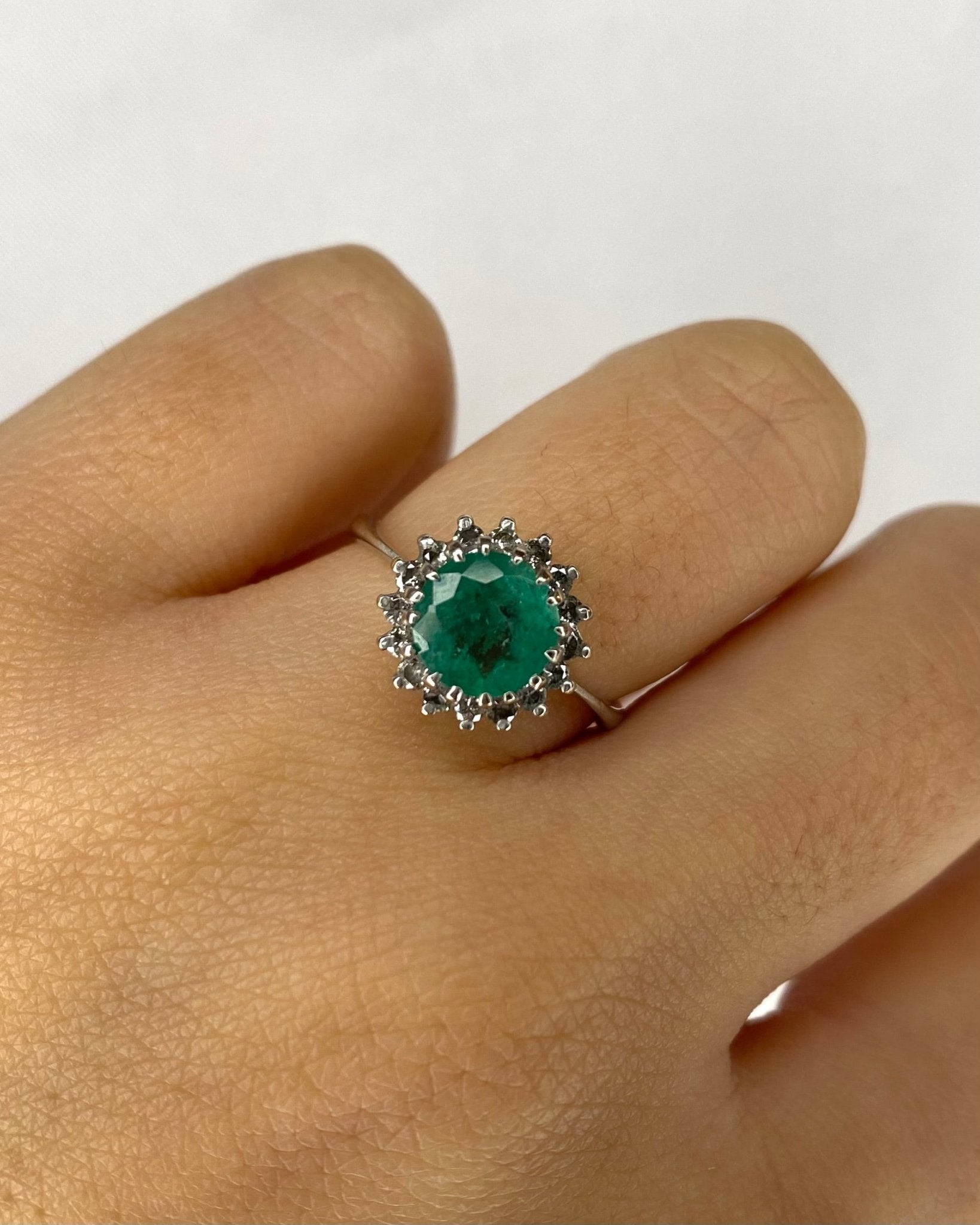 Bague Marguerite Émeraude 1 carat &amp; 16 Diamants "Théomire" - Elliade Paris