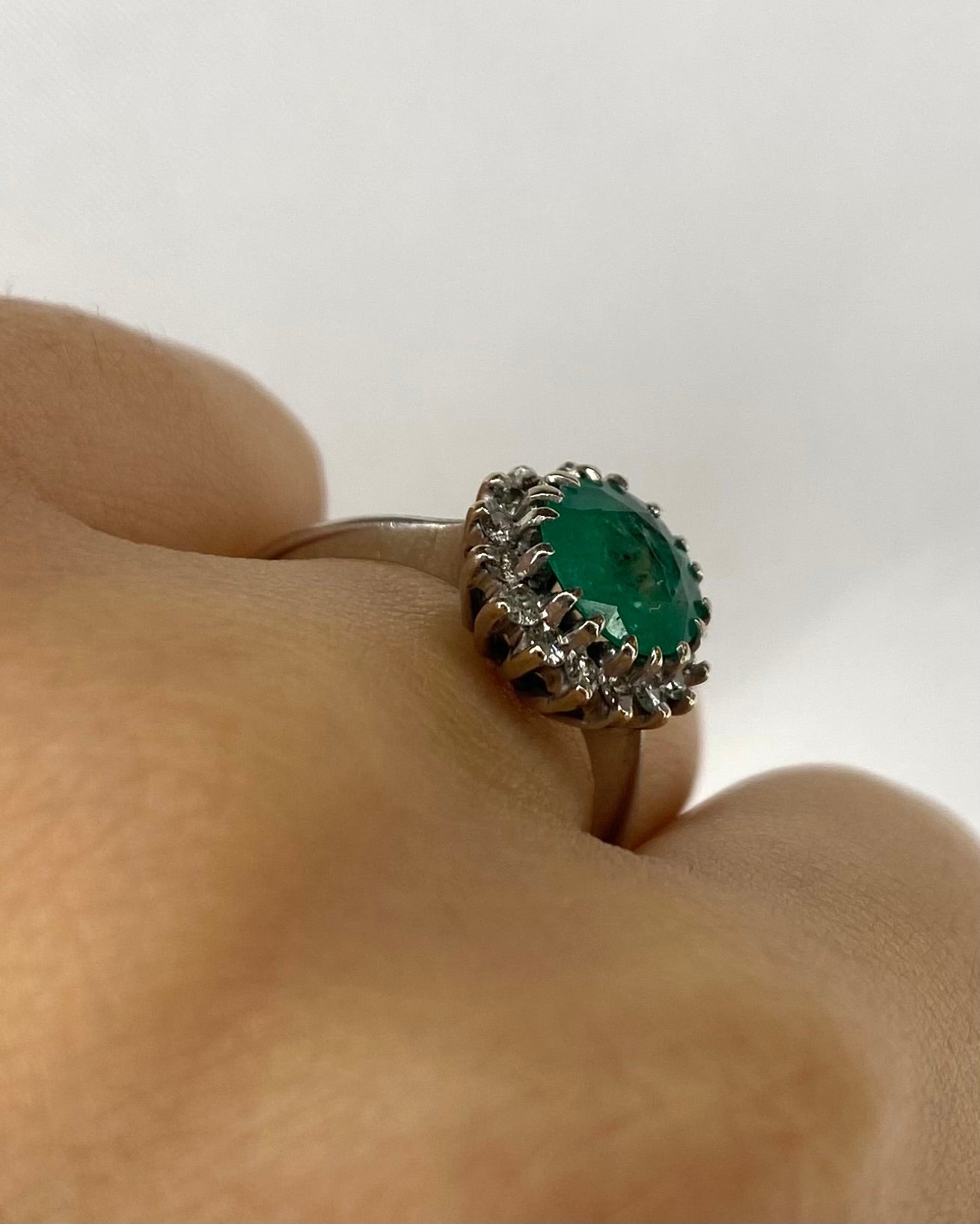 Bague Marguerite Émeraude 1 carat &amp; 16 Diamants "Théomire" - Elliade Paris