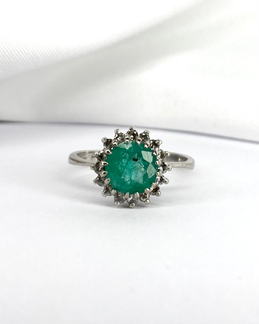 Bague Marguerite Émeraude 1 carat &amp; 16 Diamants &quot;Théomire&quot; - Elliade Paris