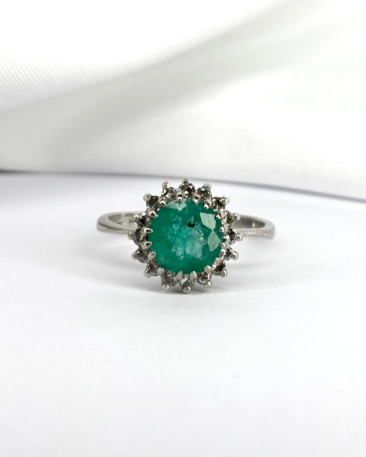 Bague Marguerite Émeraude 1 carat &amp; 16 Diamants "Théomire" - Elliade Paris