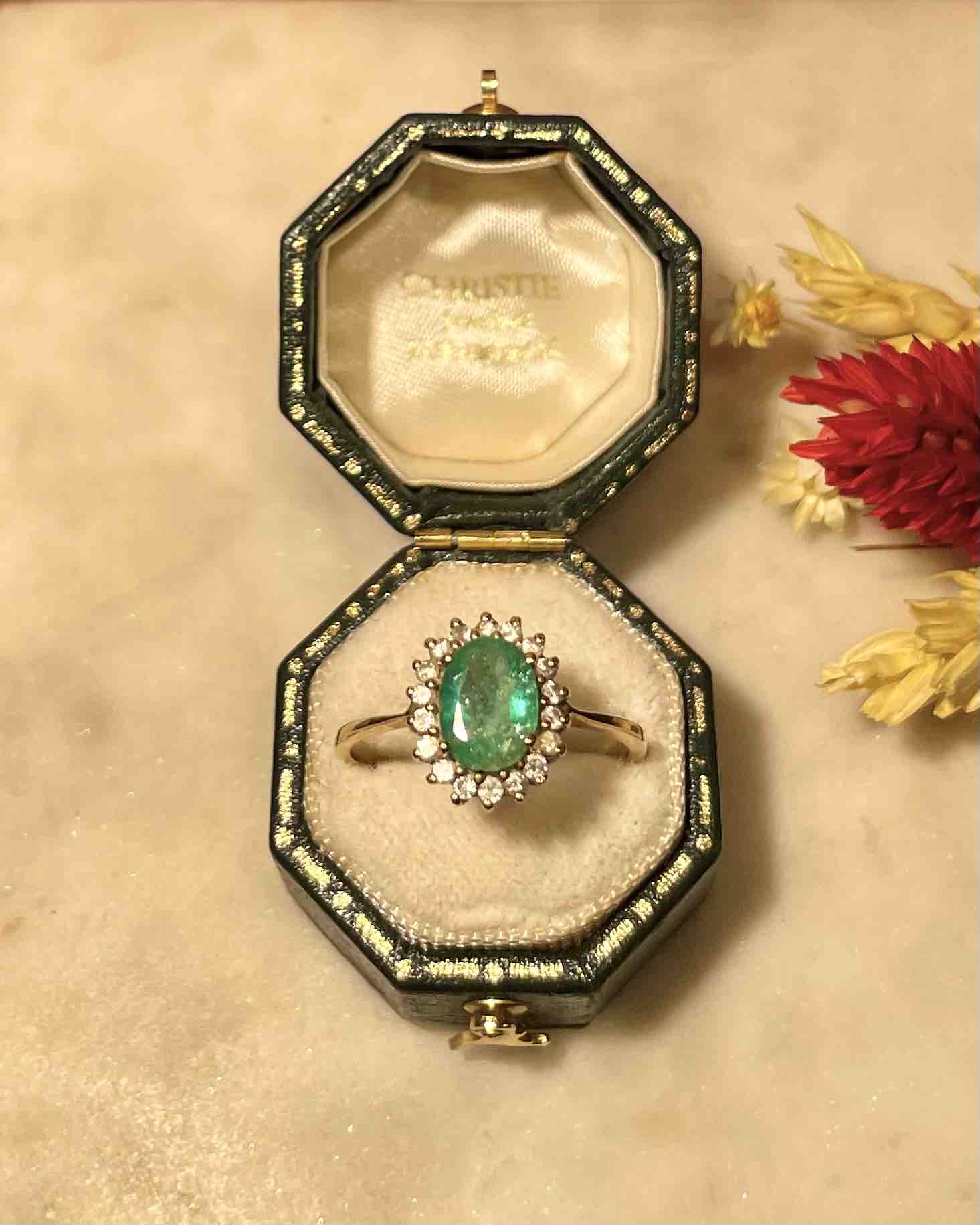 Bague Marguerite Emeraude 1 Carat &amp; 18 Diamants "Tabia" - Elliade Paris