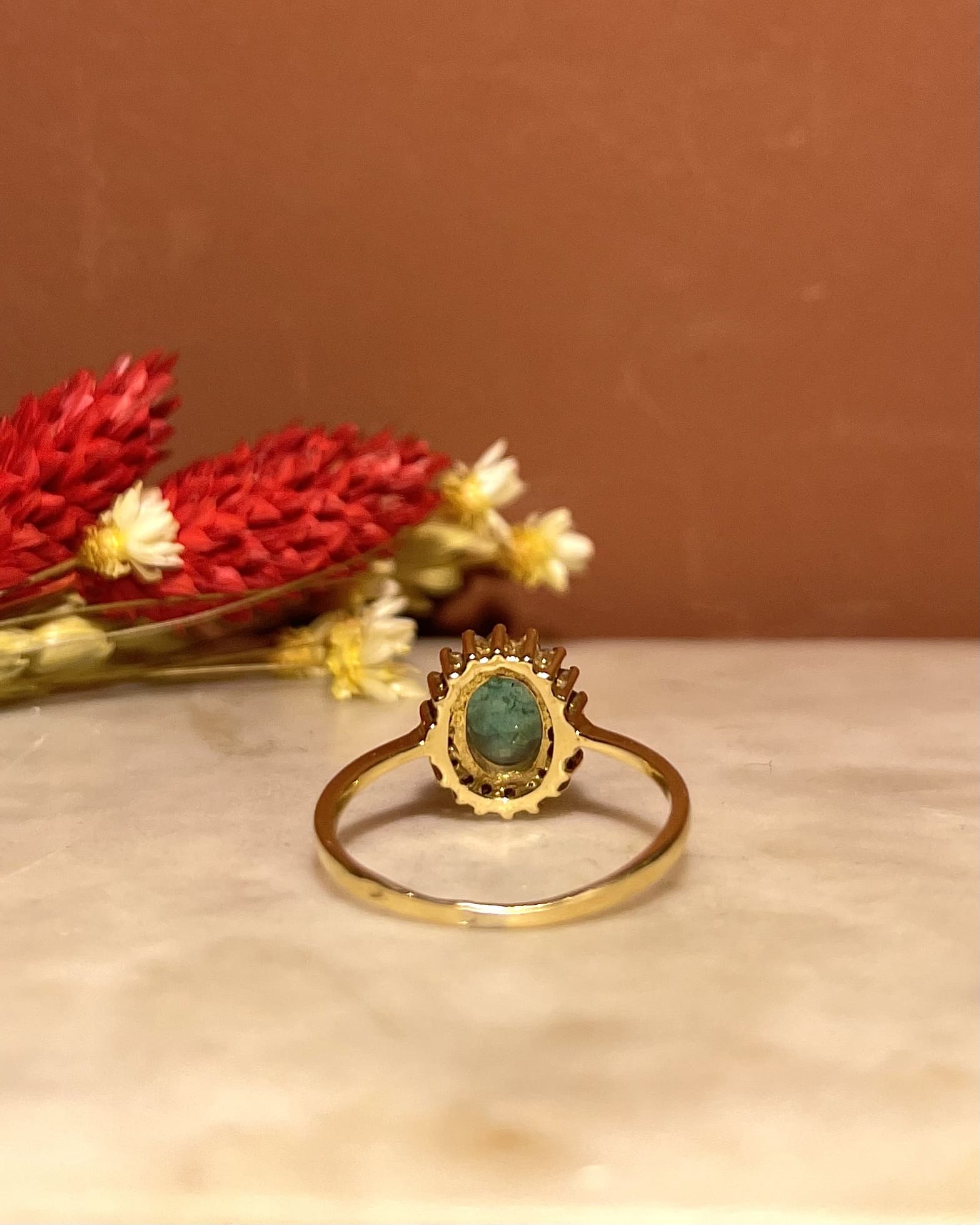 Bague Marguerite Emeraude 1 Carat &amp; 18 Diamants "Tabia" - Elliade Paris