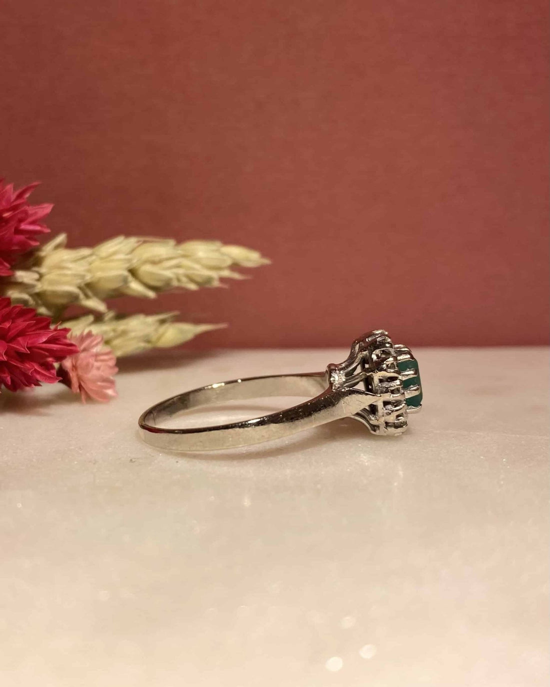Bague Marguerite Émeraude 1 carat &amp; Diamants &quot;Cléophée&quot; - Elliade Paris