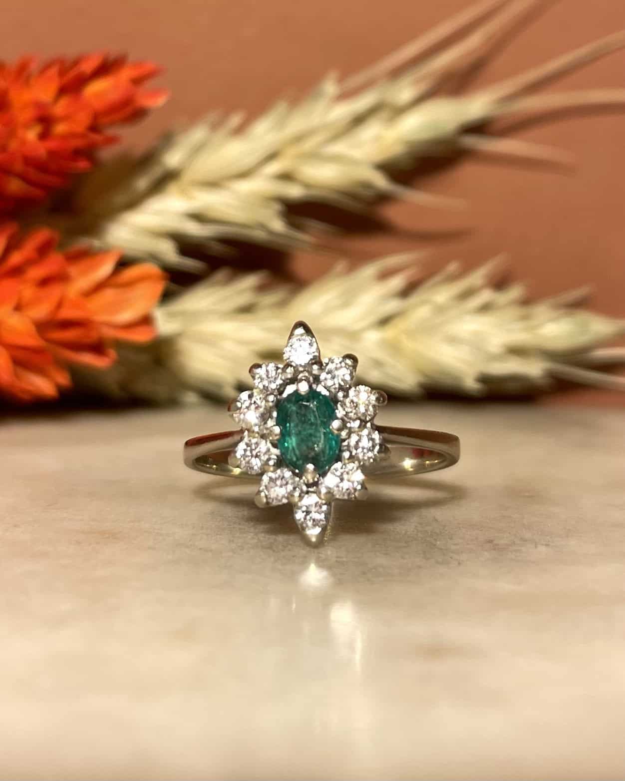 Bague Marguerite Émeraude &amp; 10 Diamants &quot;Josianne&quot; - Elliade Paris