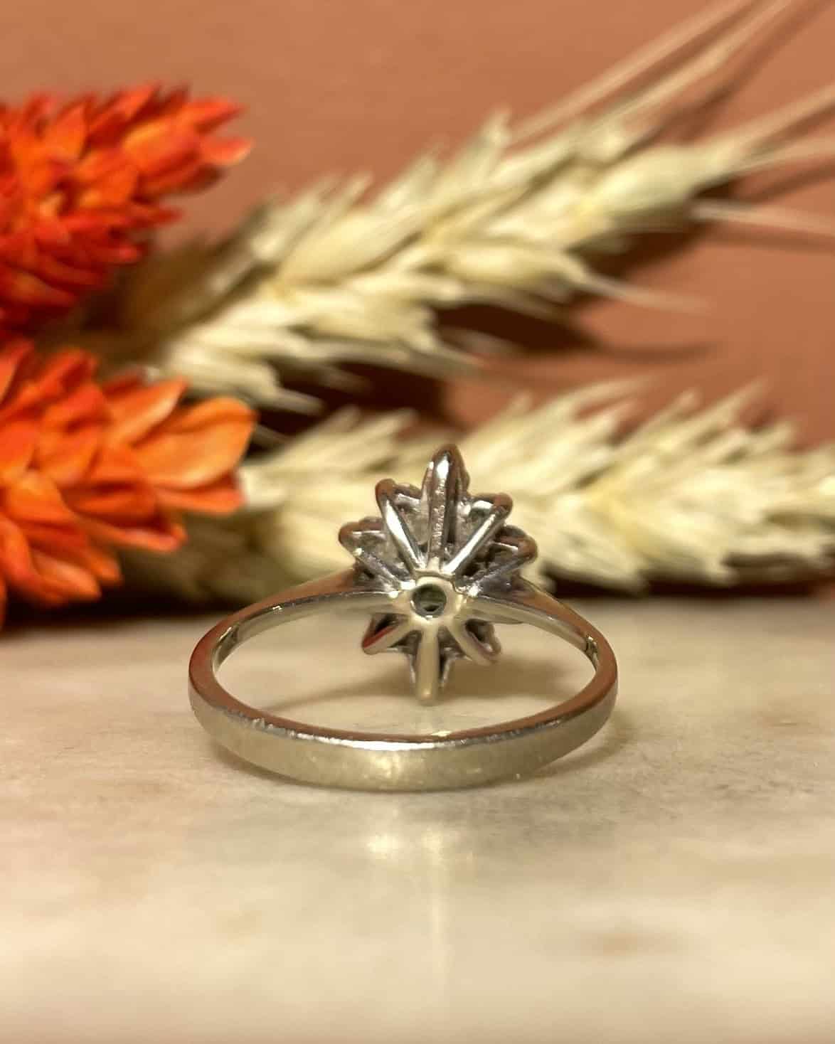 Bague Marguerite Émeraude &amp; 10 Diamants &quot;Josianne&quot; - Elliade Paris