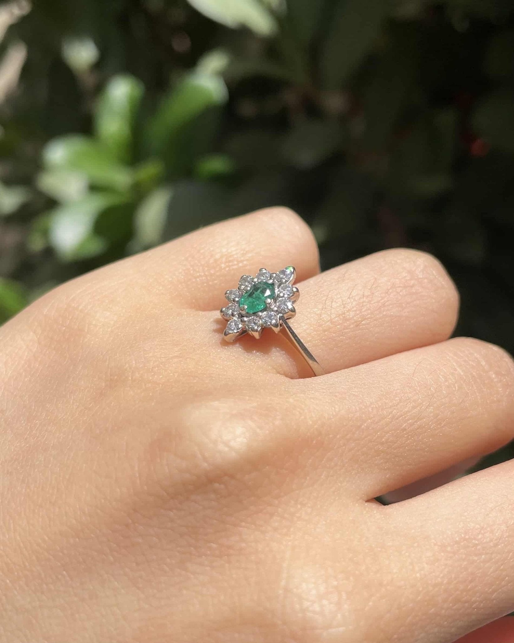 Bague Marguerite Émeraude &amp; 10 Diamants "Josianne" - Elliade Paris