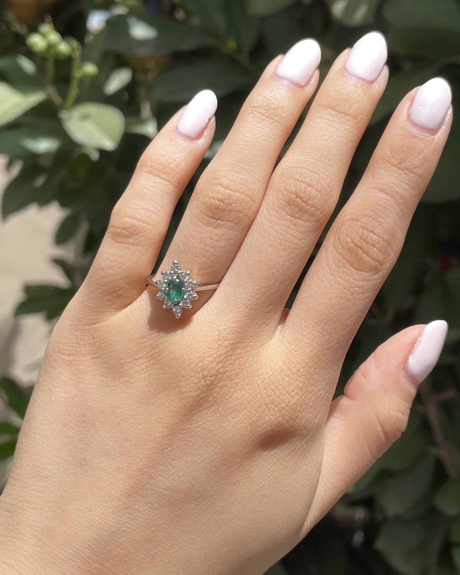 Bague Marguerite Émeraude &amp; 10 Diamants &quot;Josianne&quot; - Elliade Paris
