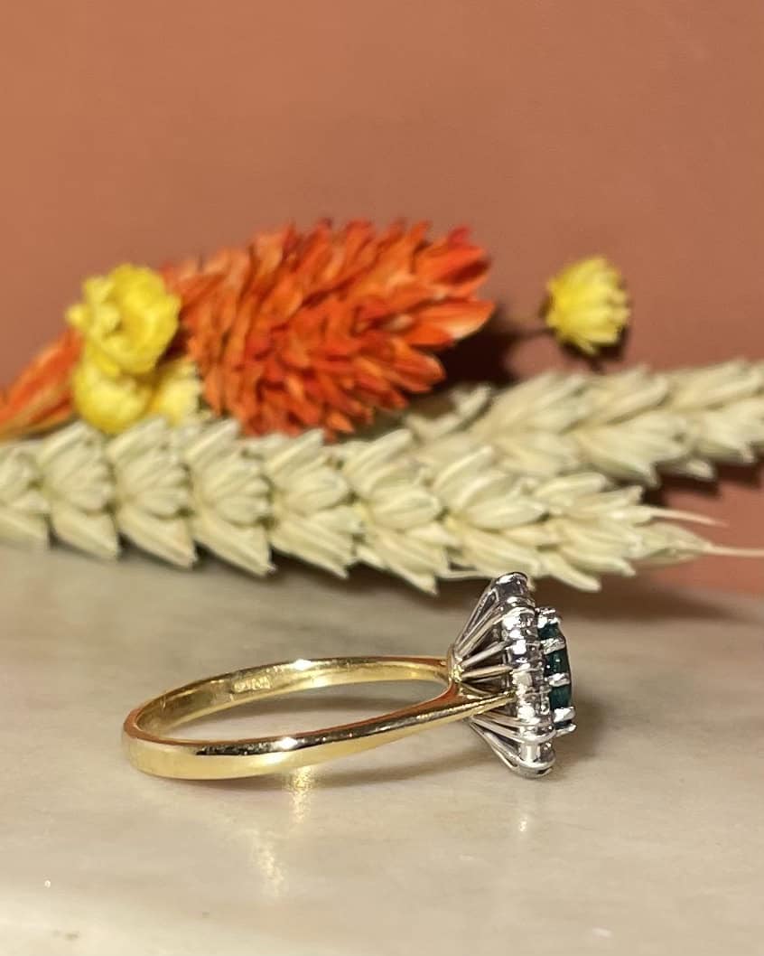 Bague Marguerite Émeraude &amp; 10 Diamants "Kelya" - Elliade Paris