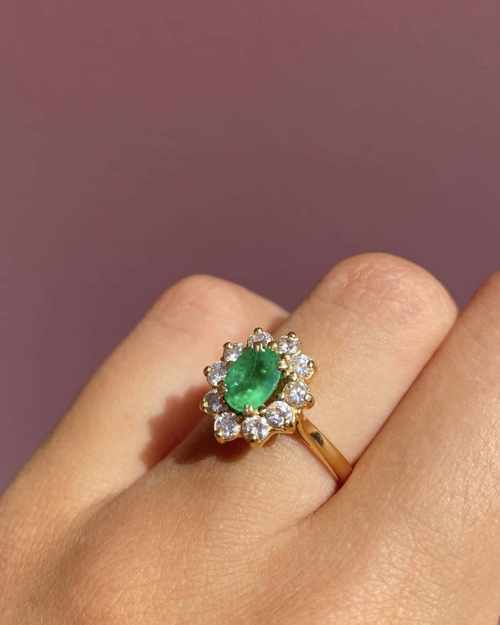 Bague Marguerite Émeraude &amp; 10 Diamants "Noélia" - Elliade Paris