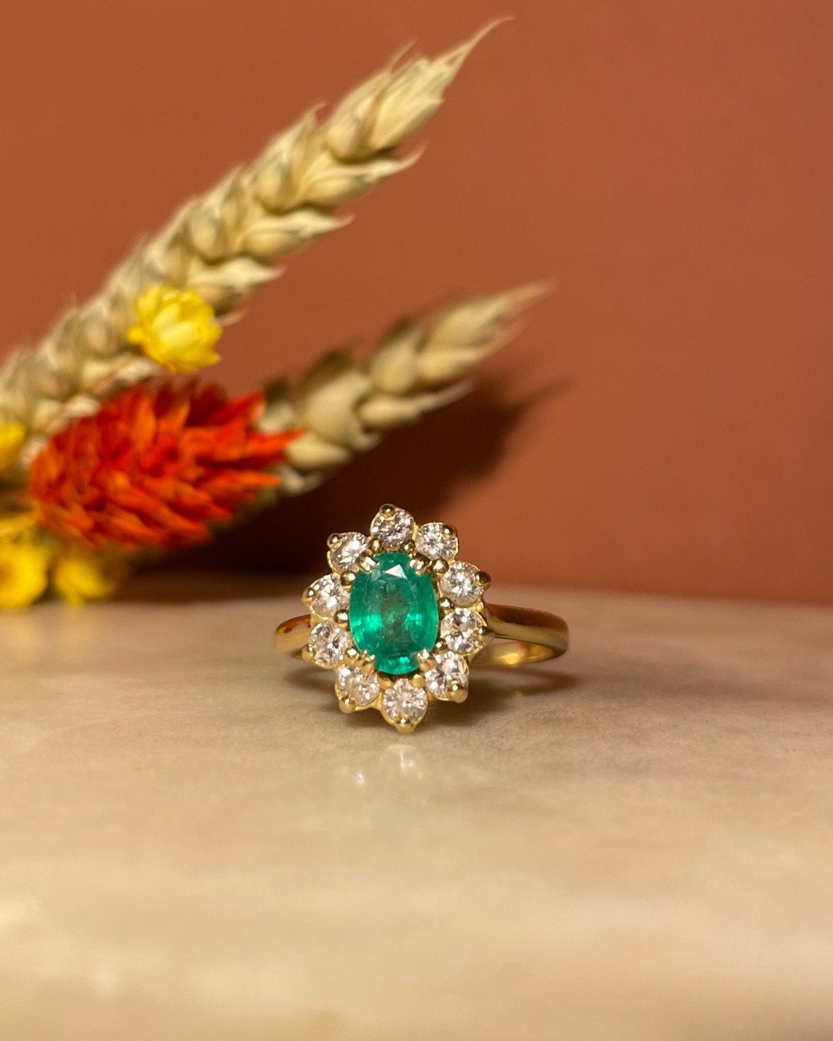 Bague Marguerite Émeraude &amp; 10 Diamants "Noélia" - Elliade Paris