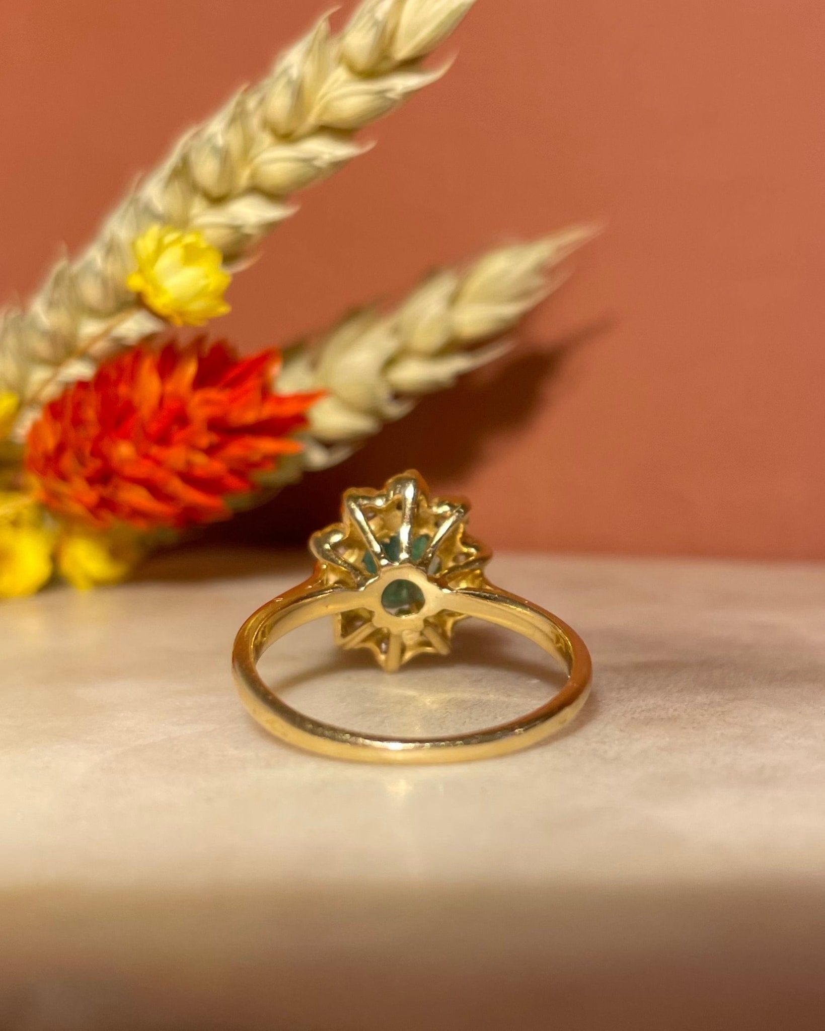 Bague Marguerite Émeraude &amp; 10 Diamants "Noélia" - Elliade Paris