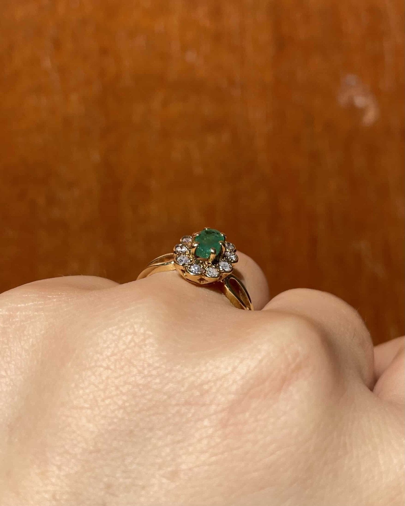 Bague Marguerite Émeraude &amp; 10 Diamants “Sidonie” - Elliade Paris