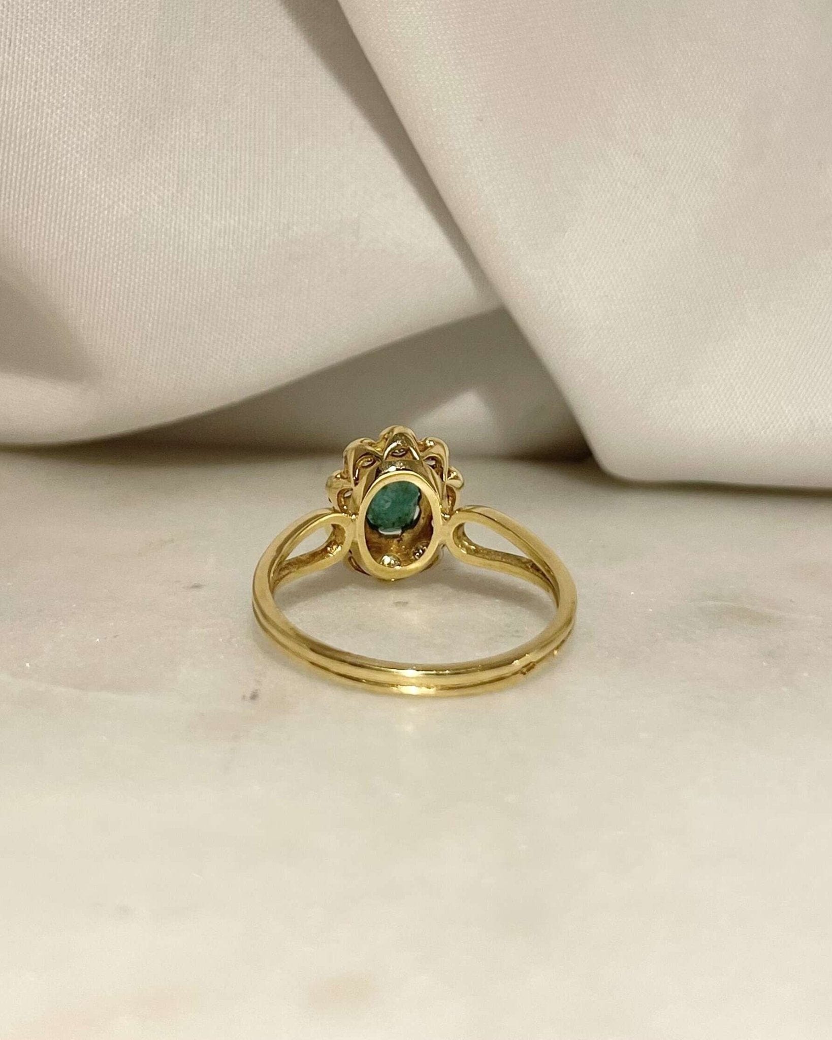 Bague Marguerite Émeraude &amp; 10 Diamants “Sidonie” - Elliade Paris