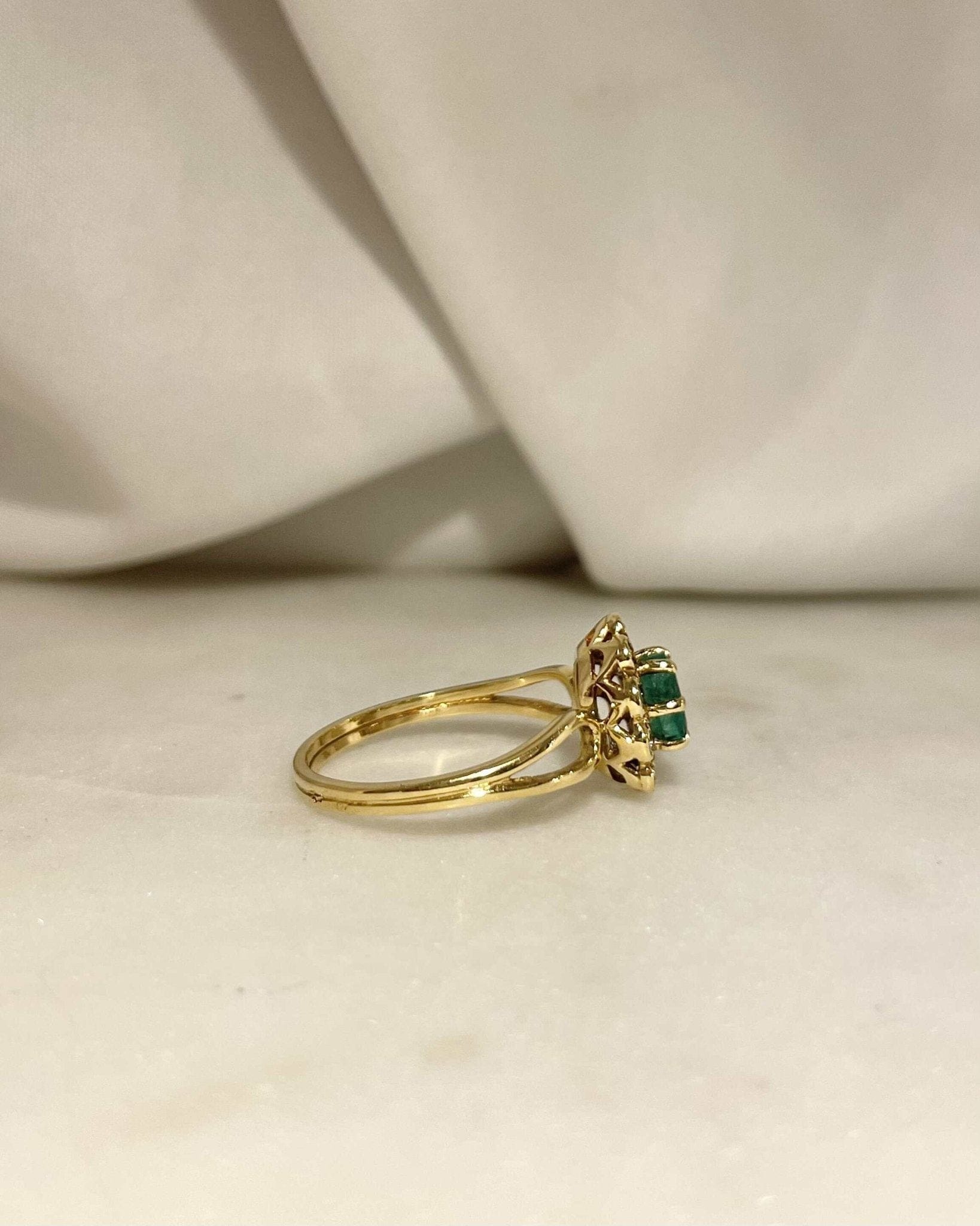 Bague Marguerite Émeraude &amp; 10 Diamants “Sidonie” - Elliade Paris