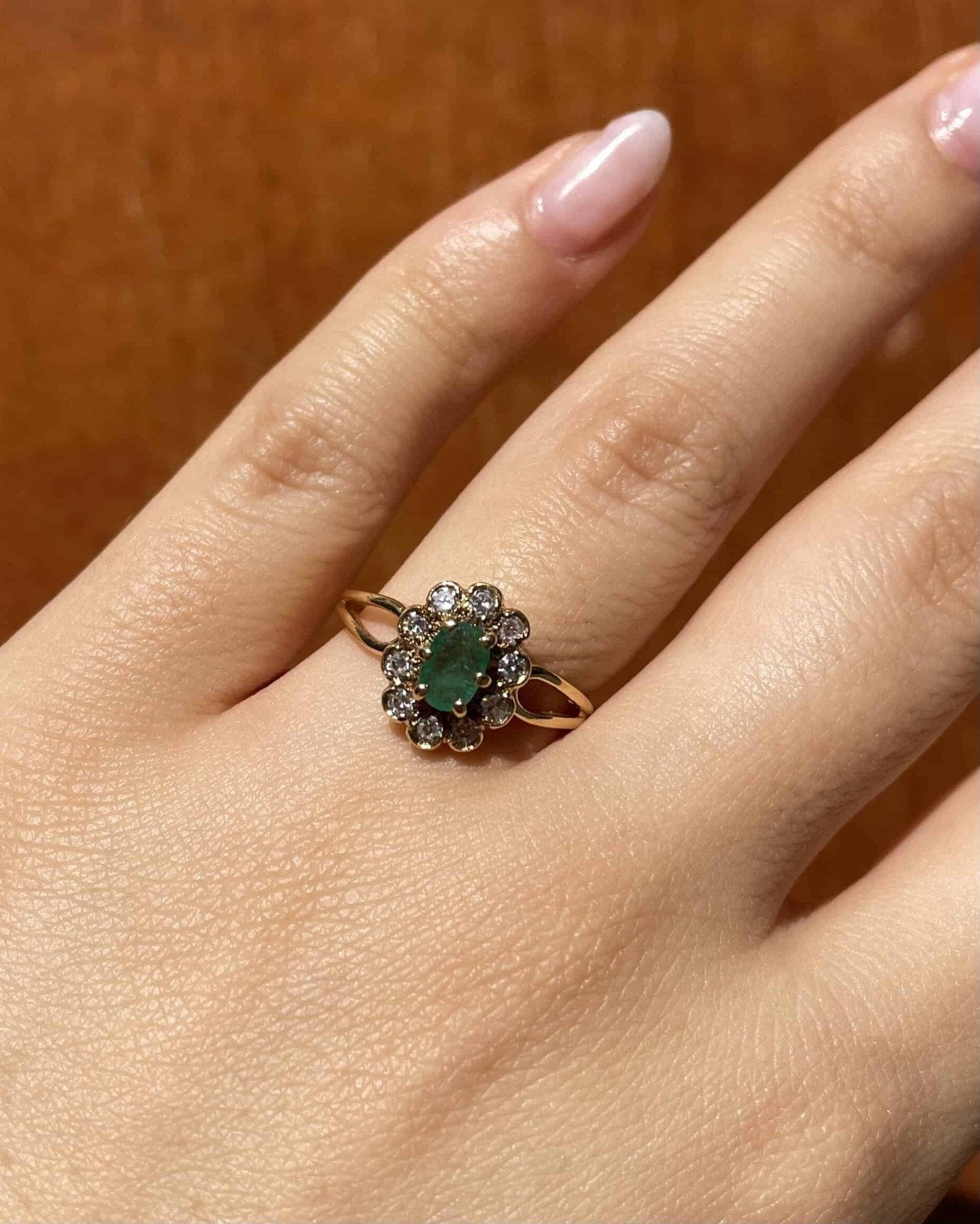 Bague Marguerite Émeraude &amp; 10 Diamants “Sidonie” - Elliade Paris