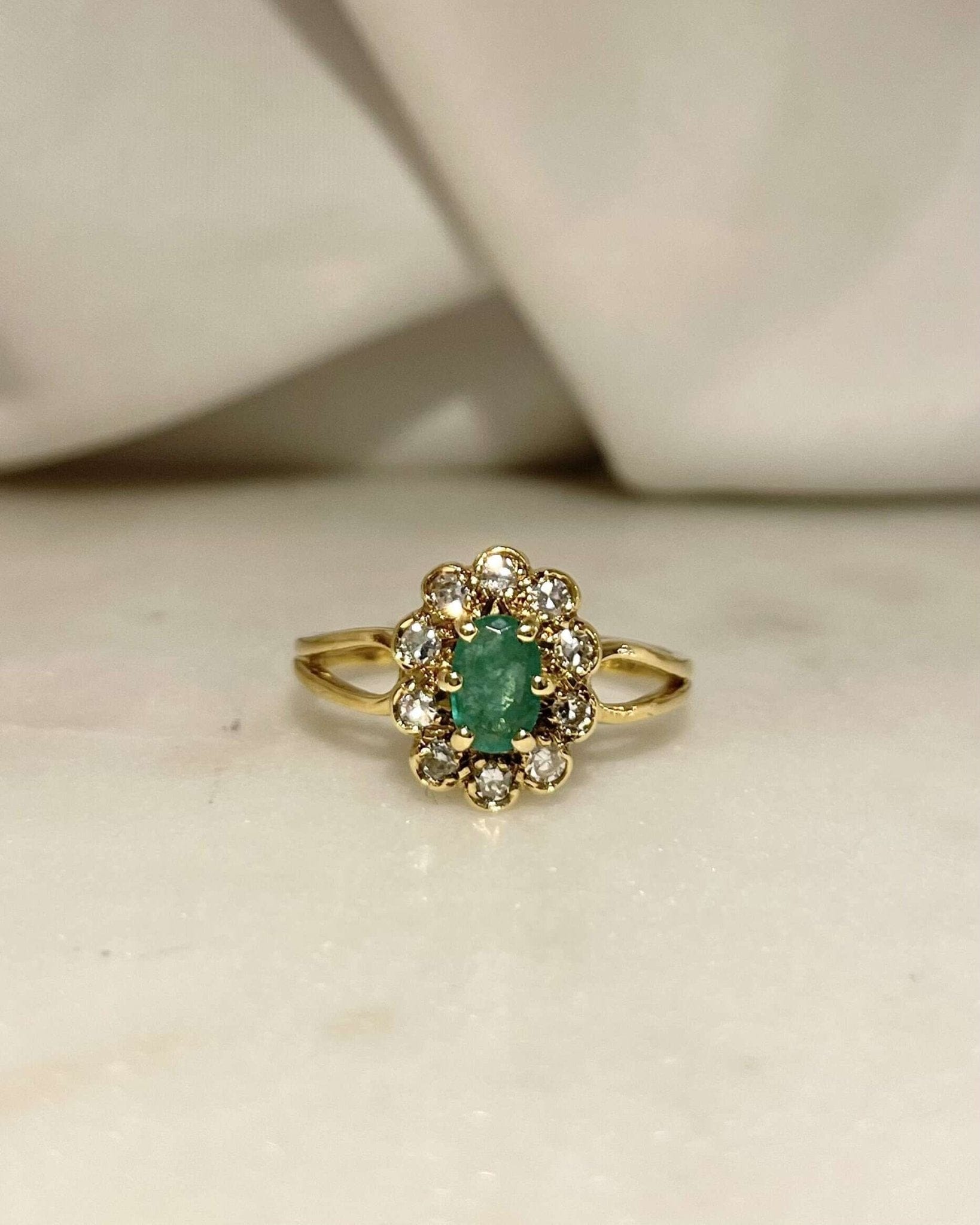 Bague Marguerite Émeraude &amp; 10 Diamants “Sidonie” - Elliade Paris