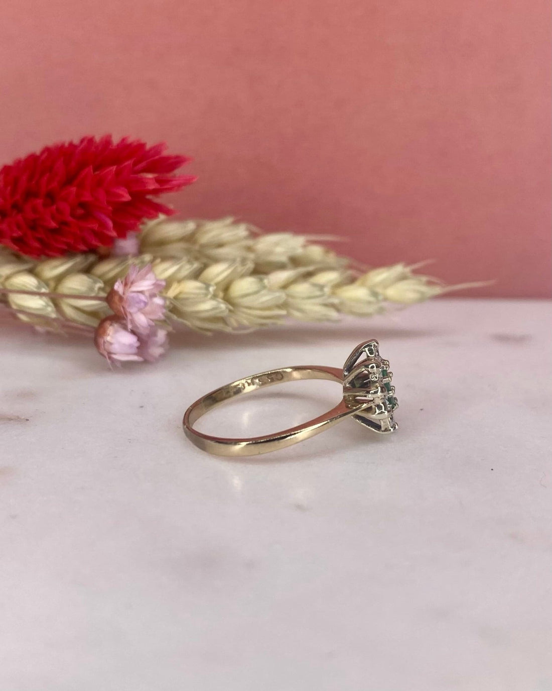 Bague Marguerite Émeraude &amp; 10 Diamants &quot;Victoria&quot; - Elliade Paris