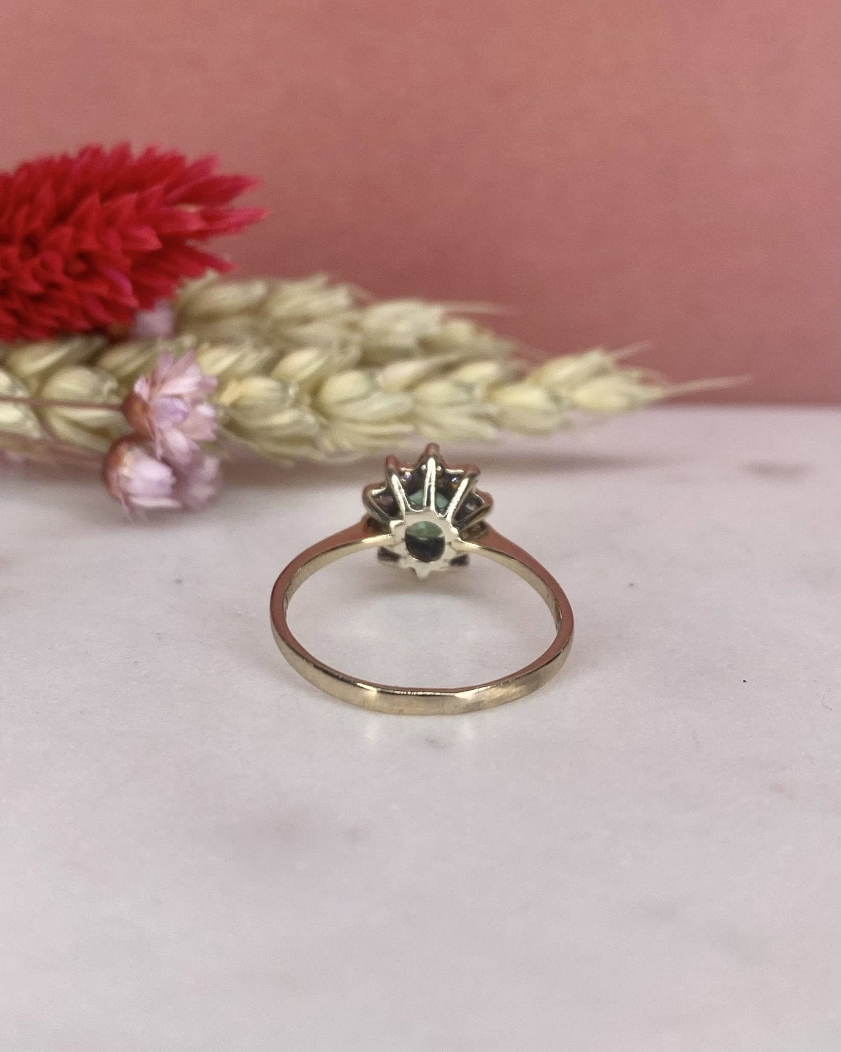 Bague Marguerite Émeraude &amp; 10 Diamants "Victoria" - Elliade Paris