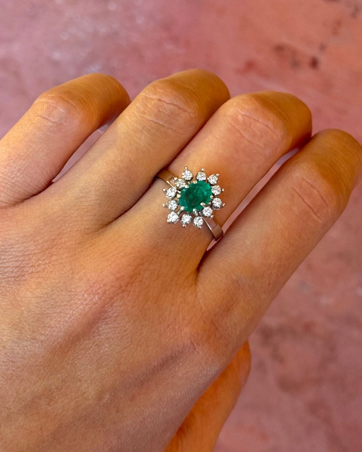 Bague Marguerite Émeraude 1.05 carat &amp; Diamants 0.48 carat "Dana" - Elliade Paris