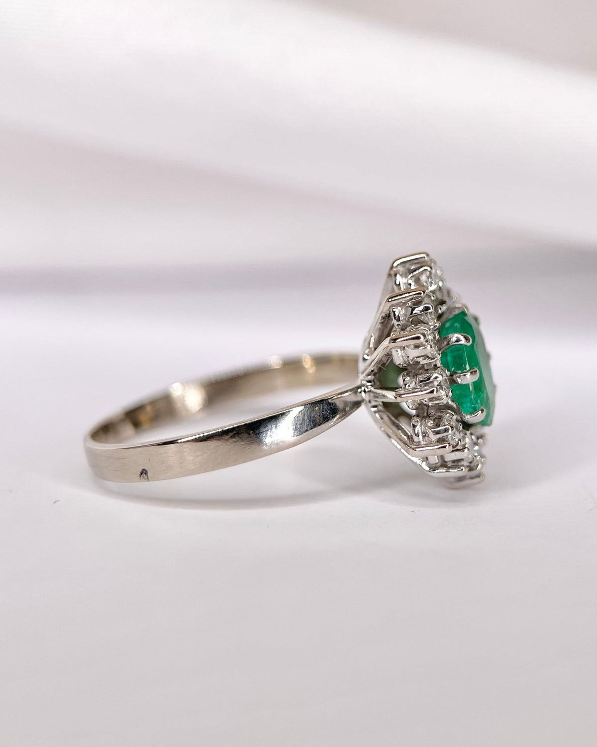 Bague Marguerite Émeraude 1.05 carat &amp; Diamants 0.48 carat "Dana" - Elliade Paris